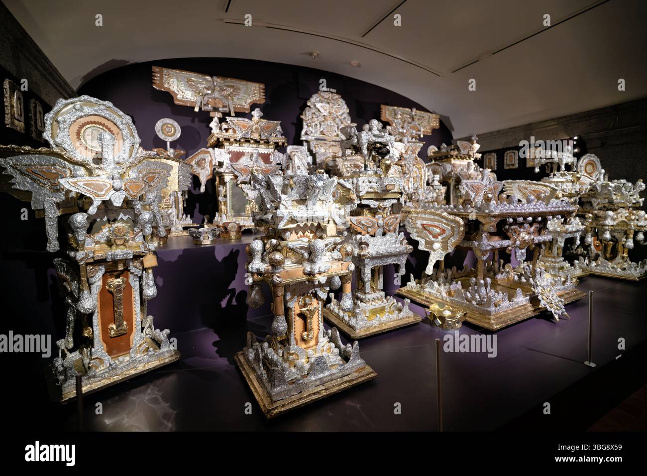 Smithsonian American Art Museum a Washington DC | WASHINGTON D.C., Stati Uniti - Una vista più ampia del "Trono del terzo cielo" di James Hampton mostra la scala completa del suo assemblaggio rivestito di fogli di alluminio all'interno dello Smithsonian American Art Museum. Costruita con mobili scavati, cartone e lamina metallica per circa quattordici anni, l'installazione di 180 oggetti è considerata una delle opere più significative dell'arte autodidatta americana. Entrò nella collezione dello Smithsonian dopo la morte di Hampton nel 1964. Foto Stock