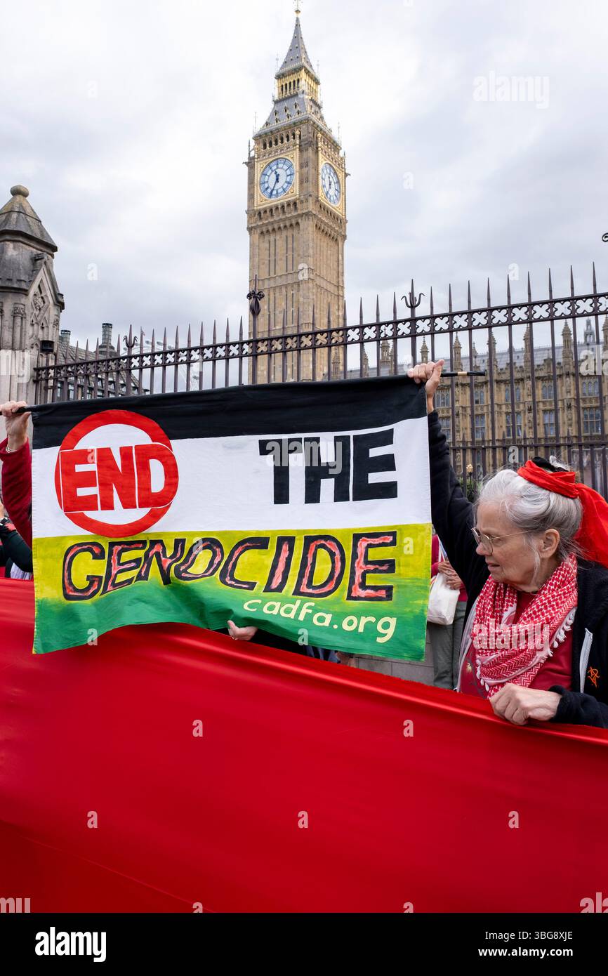 I manifestanti vestiti di rosso si riuniscono per una dimostrazione della linea Rossa per la Palestina che ha circondato il Parlamento organizzato dalla campagna di solidarietà per la Palestina il 4 giugno 2025 a Londra, Regno Unito. Si svolge durante le domande del primo Ministro con la richiesta di un embargo completo sulle armi e sanzioni contro Israele. Foto Stock