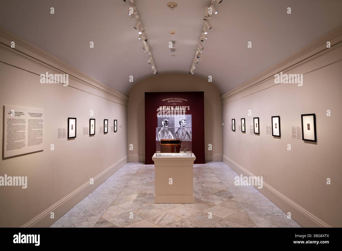 WASHINGTON DC - Una collezione di stampe moderne realizzate con i negativi originali delle lastre di vetro di Mathew Brady in mostra alla Smithsonian National Portrait Gallery. La mostra mette in evidenza le selezioni della collezione Meserve, che comprende più di 5.400 Brady negativi acquisiti dalla galleria nel 1981. Brady (c. 1823-1896), un pioniere fotografo americano, fondò il suo primo studio di ritratti a New York City nel 1844 e in seguito aprì una seconda galleria a Washington, DC. I negativi, originariamente assemblati dallo storico dilettante Frederick Hill Meserve, forniscono una registrazione visiva completa di Foto Stock