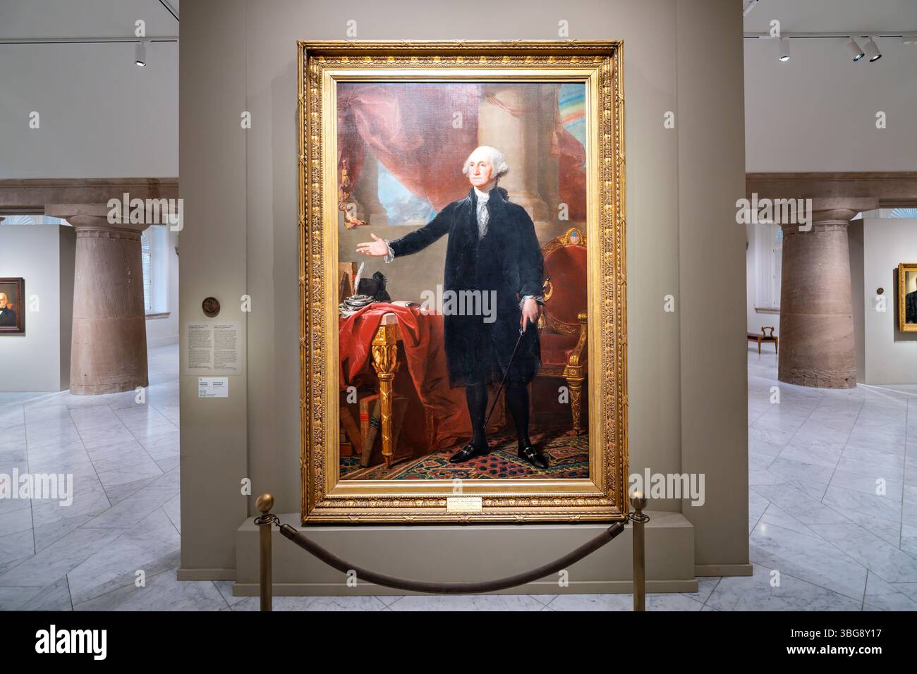WASHINGTON DC - l'iconico Ritratto "Lansdowne" di George Washington, dipinto dall'artista americano Gilbert Stuart nel 1796, è esposto alla Smithsonian National Portrait Gallery. Questo olio su tela raffigura il primo presidente degli Stati Uniti (1789-1797) in una posa formale che si ritiene faccia riferimento al discorso di Washington del dicembre 1795 al Congresso. Stuart incorporò le tradizioni europee della ritrattistica di stato, includendo riferimenti diretti alla nazione appena formata. Il dipinto è stato acquistato come dono alla nazione attraverso la Donald W. Reynolds Foundation ed è catalogato come NPG.2001.13. Stuar Foto Stock