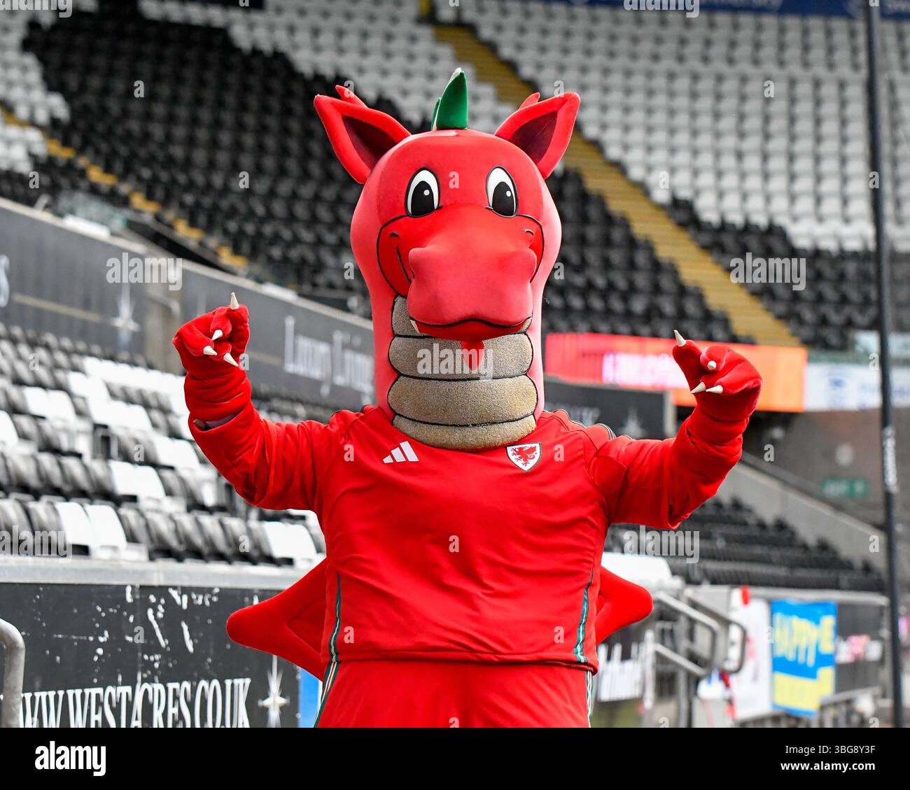 Swansea, Galles. 3 giugno 2025. Y Ddraig Goch Welsh Dragon mascotte calcistica durante la partita del gruppo A4 della UEFA Women's Nations League tra Galles e Italia allo Stadio Swansea.com di Swansea, Galles, Regno Unito, il 3 giugno 2025. Crediti: Duncan Thomas/Majestic Media. Foto Stock