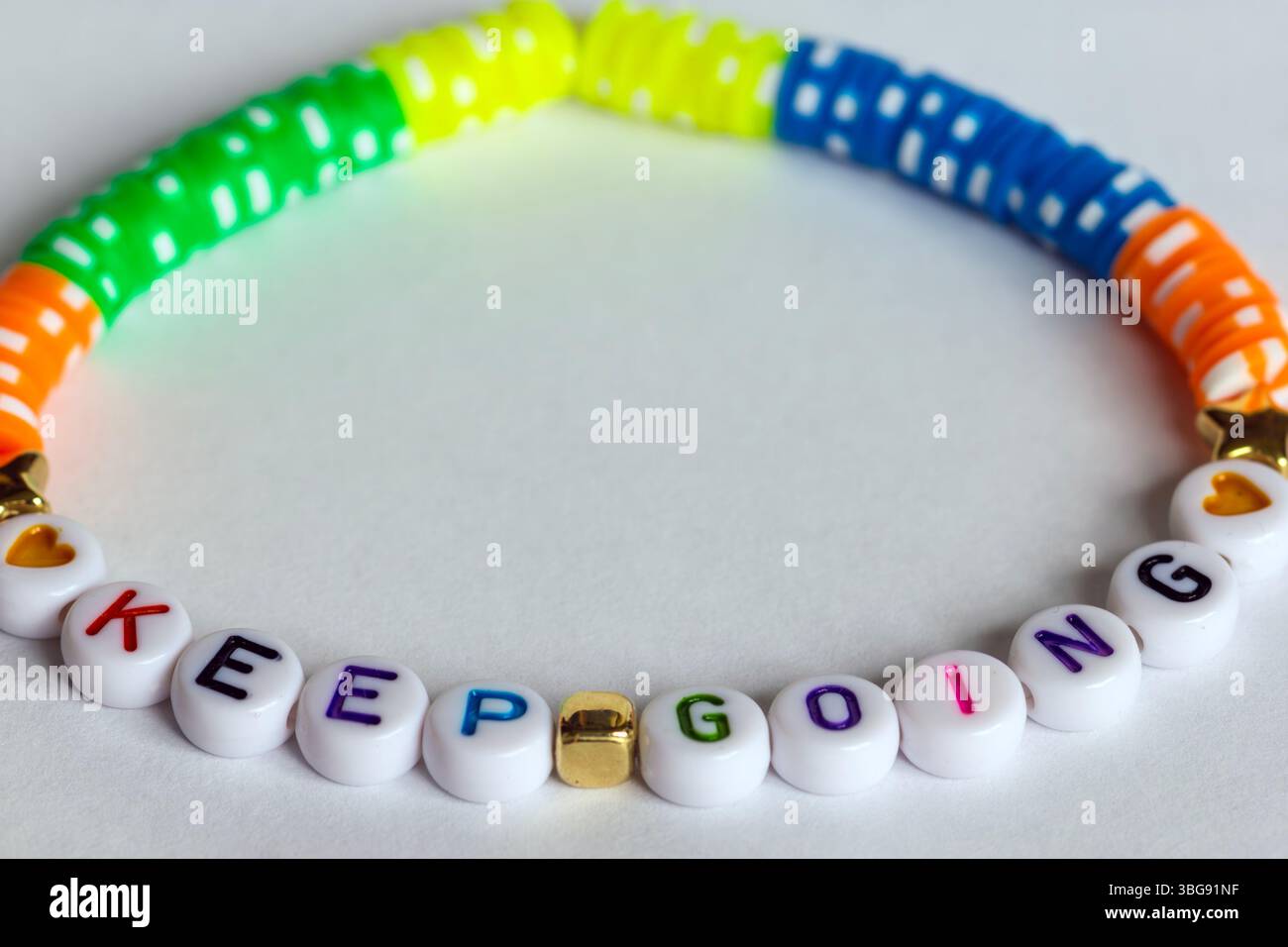 bracciale fatto a mano con messaggio positivo Foto Stock