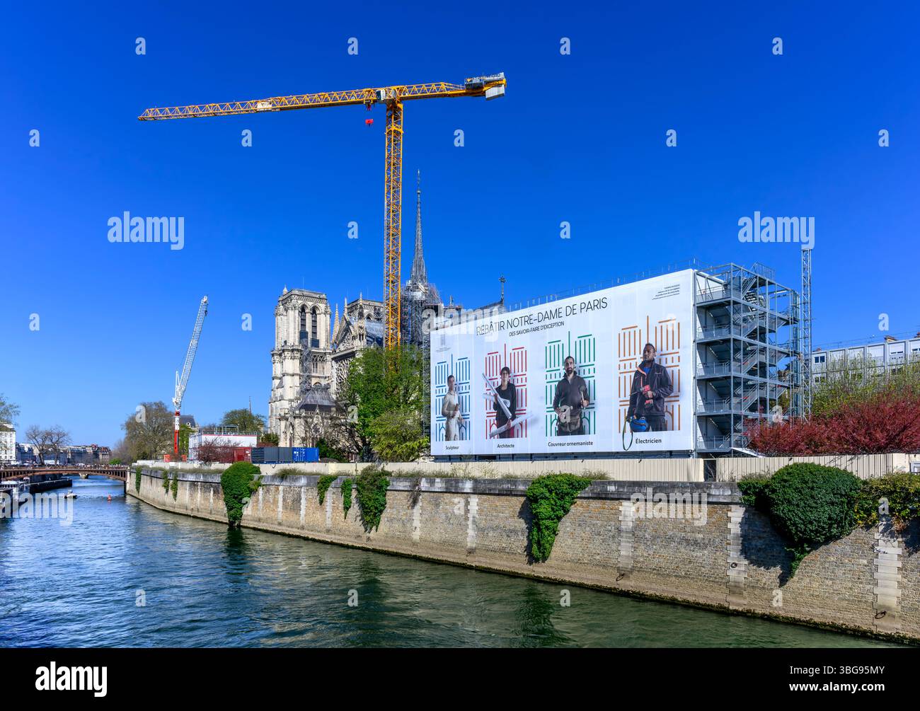 Notre Dame è ora famosa per la ricostruzione in seguito all'incendio del 2019 che distrusse il tetto e la Flèche (guglia). Riapertura in tempo per le Olimpiadi del 2024. Foto Stock