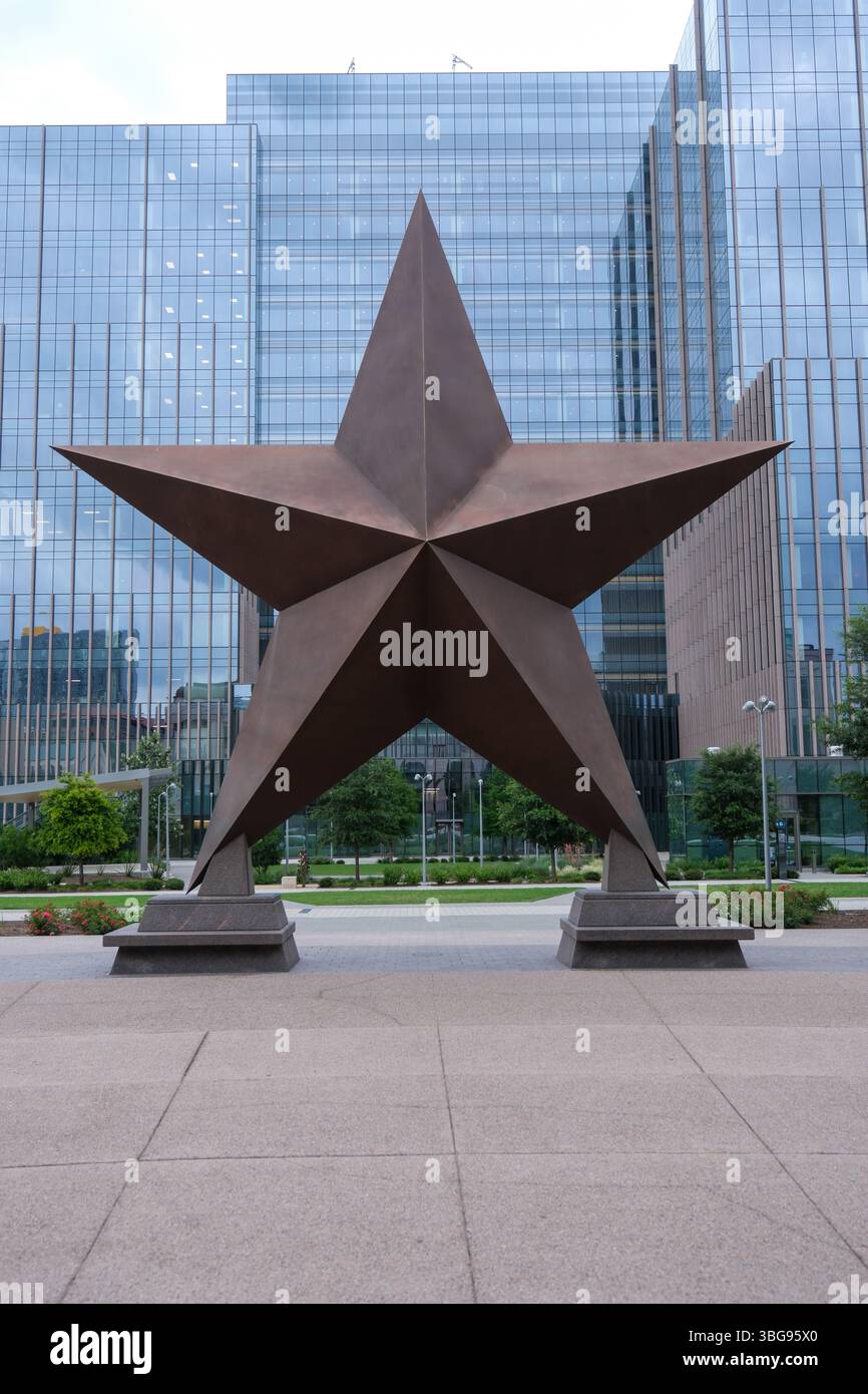 27 MAGGIO 2025 - Austin, Texas, USA - la grande scultura a stella solitaria nella regione dell'Università del Texas di Austin. Stato Lone Star. Foto Stock