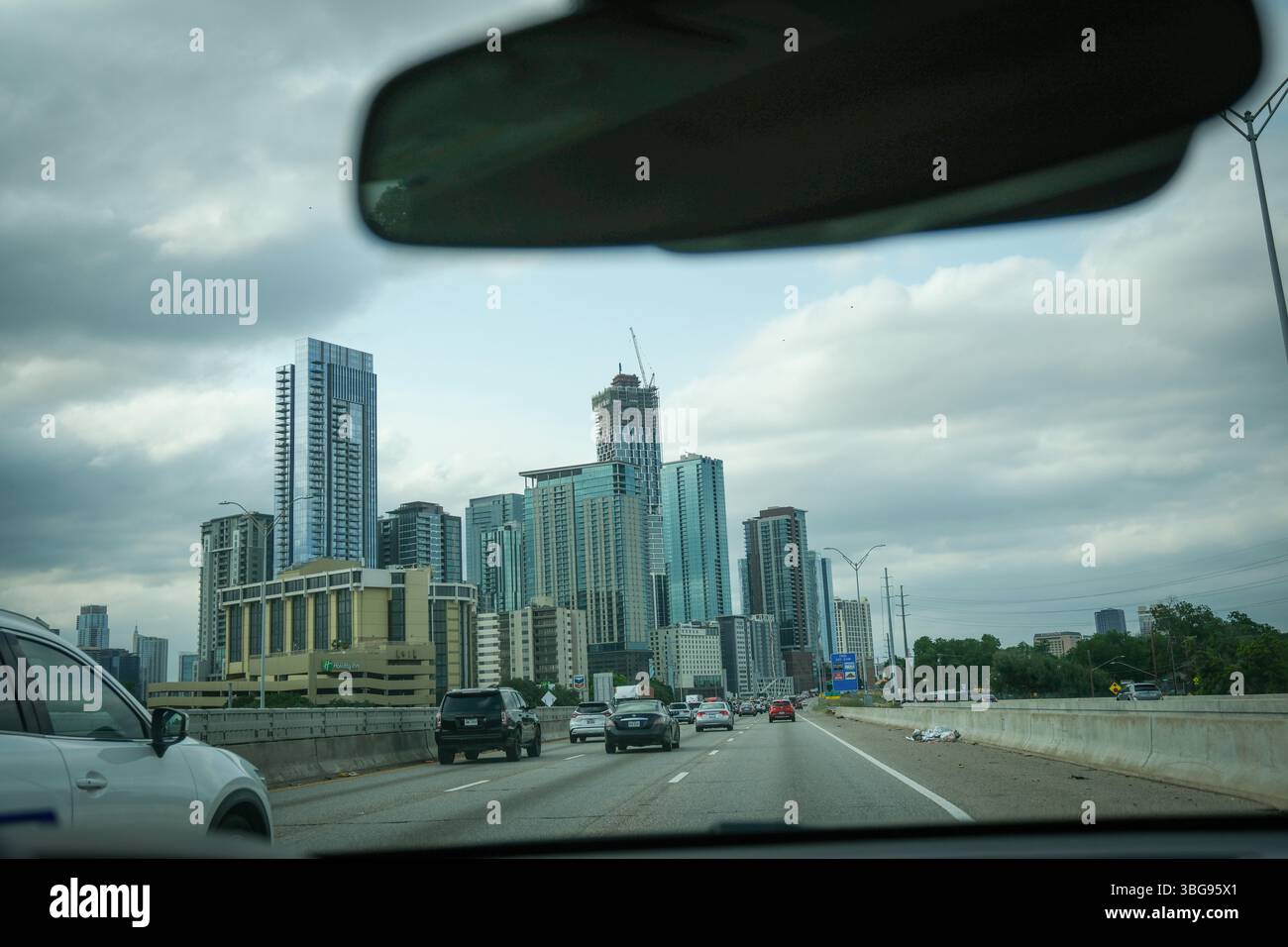26 MAGGIO 2025 - Austin, Texas, Stati Uniti - viaggio ad Austin in Texas durante un viaggio su strada, punto di vista dal punto di vista del conducente attraverso il parabrezza e con il traff Foto Stock
