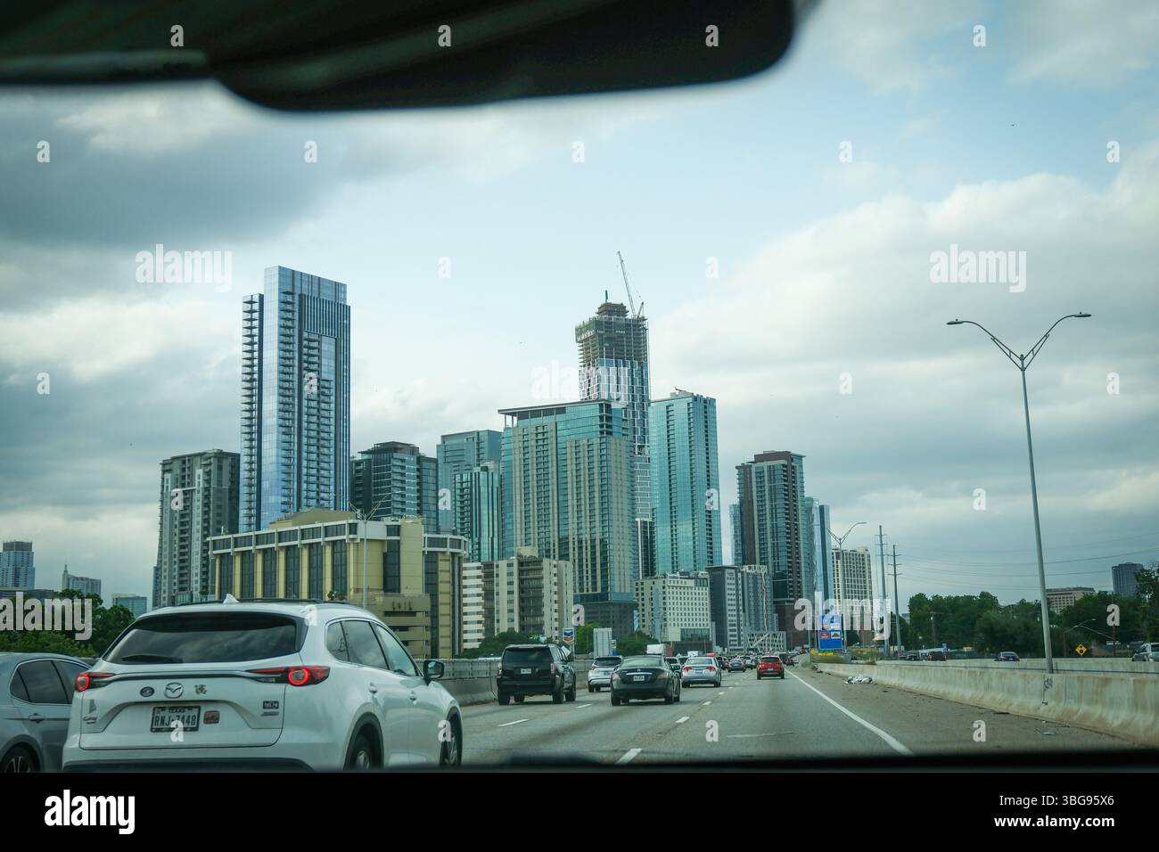 26 MAGGIO 2025 - Austin, Texas, Stati Uniti - viaggio ad Austin in Texas durante un viaggio su strada, punto di vista dal punto di vista del conducente attraverso il parabrezza e con il traff Foto Stock