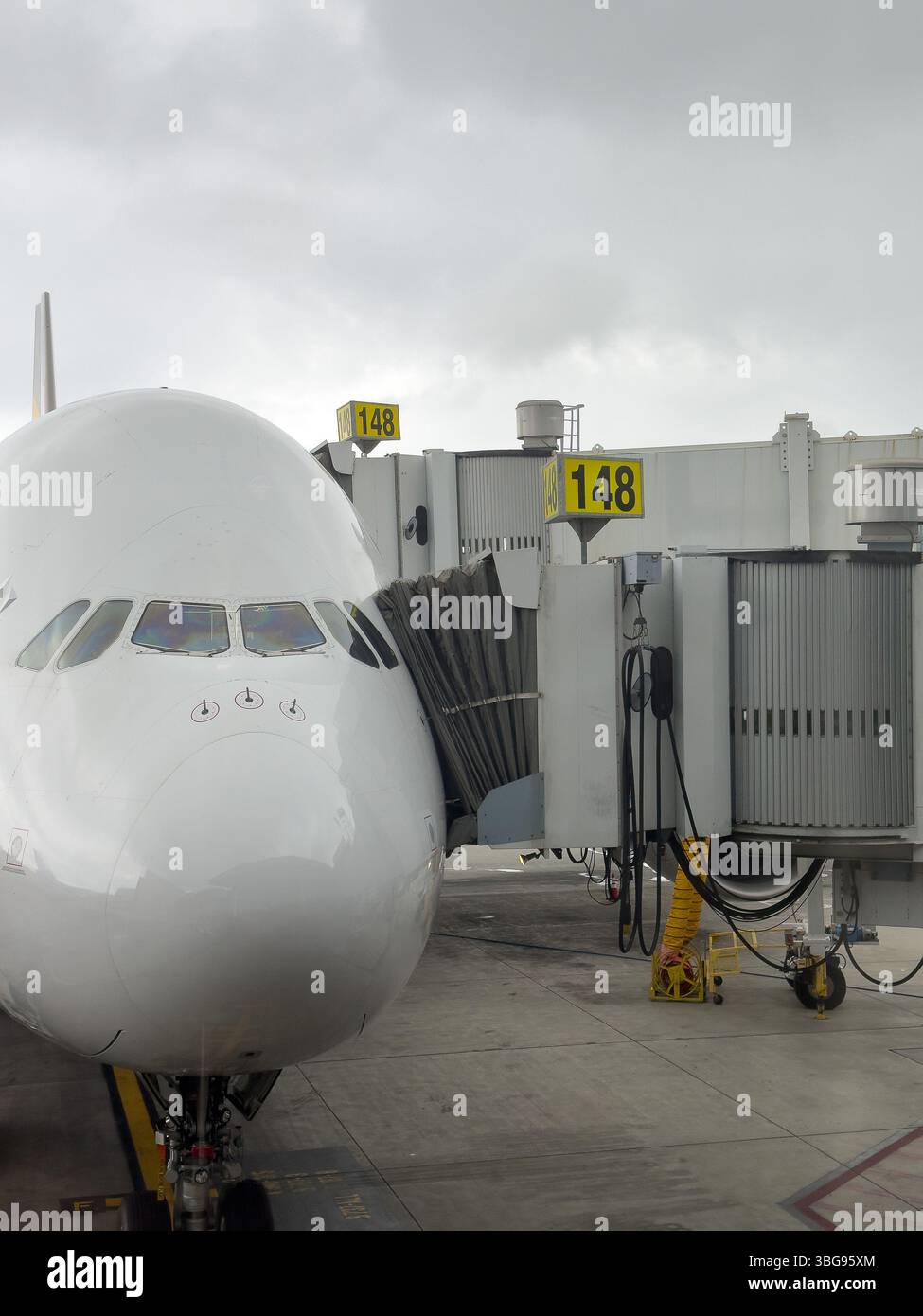 17 MAGGIO 2025 - LONDRA, Regno Unito - un Airbus 380 sulla pista di Londra Heathrow pronto per il carico Foto Stock