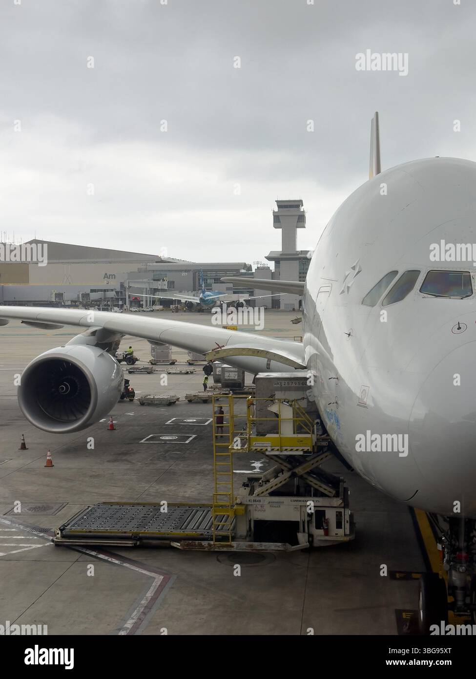 17 MAGGIO 2025 - LONDRA, Regno Unito - un Airbus 380 sulla pista di Londra Heathrow pronto per il carico Foto Stock