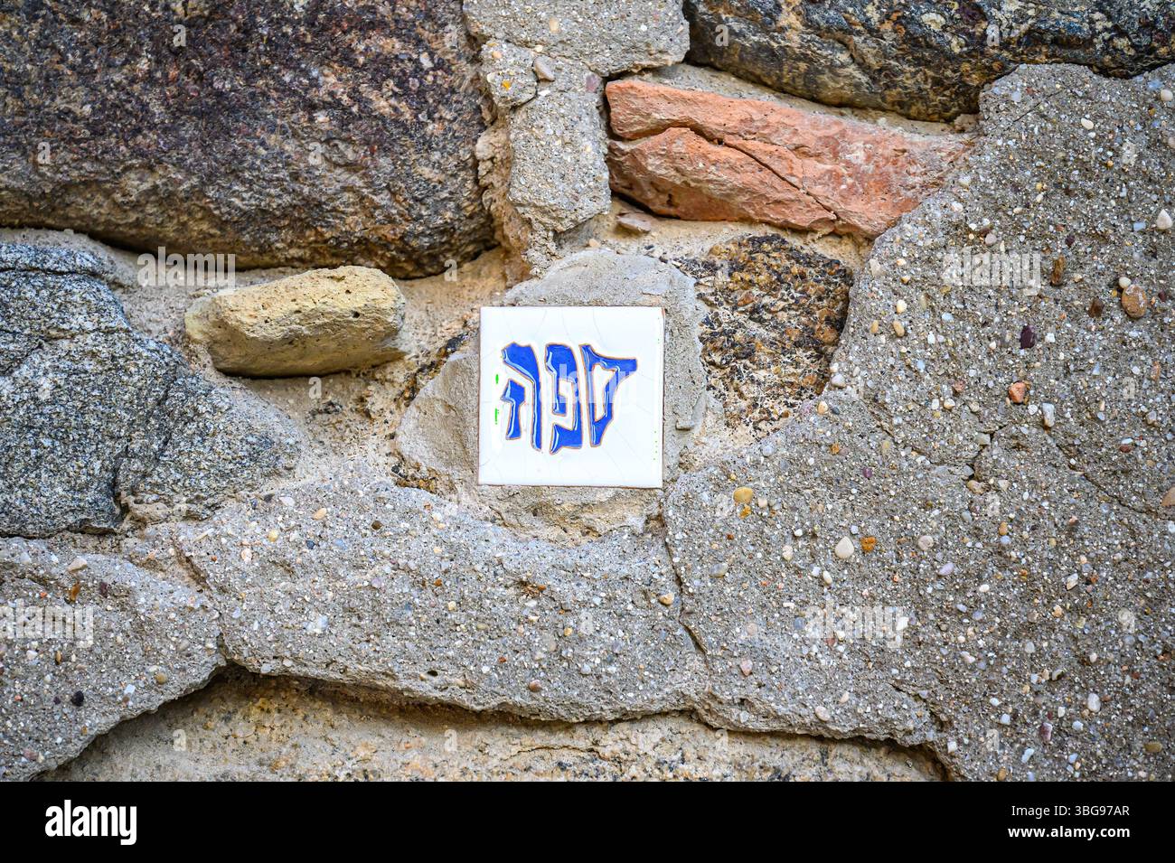 Testo ebraico esposto su una strada della città come memoriale della persecuzione subita durante il medioevo. Foto Stock