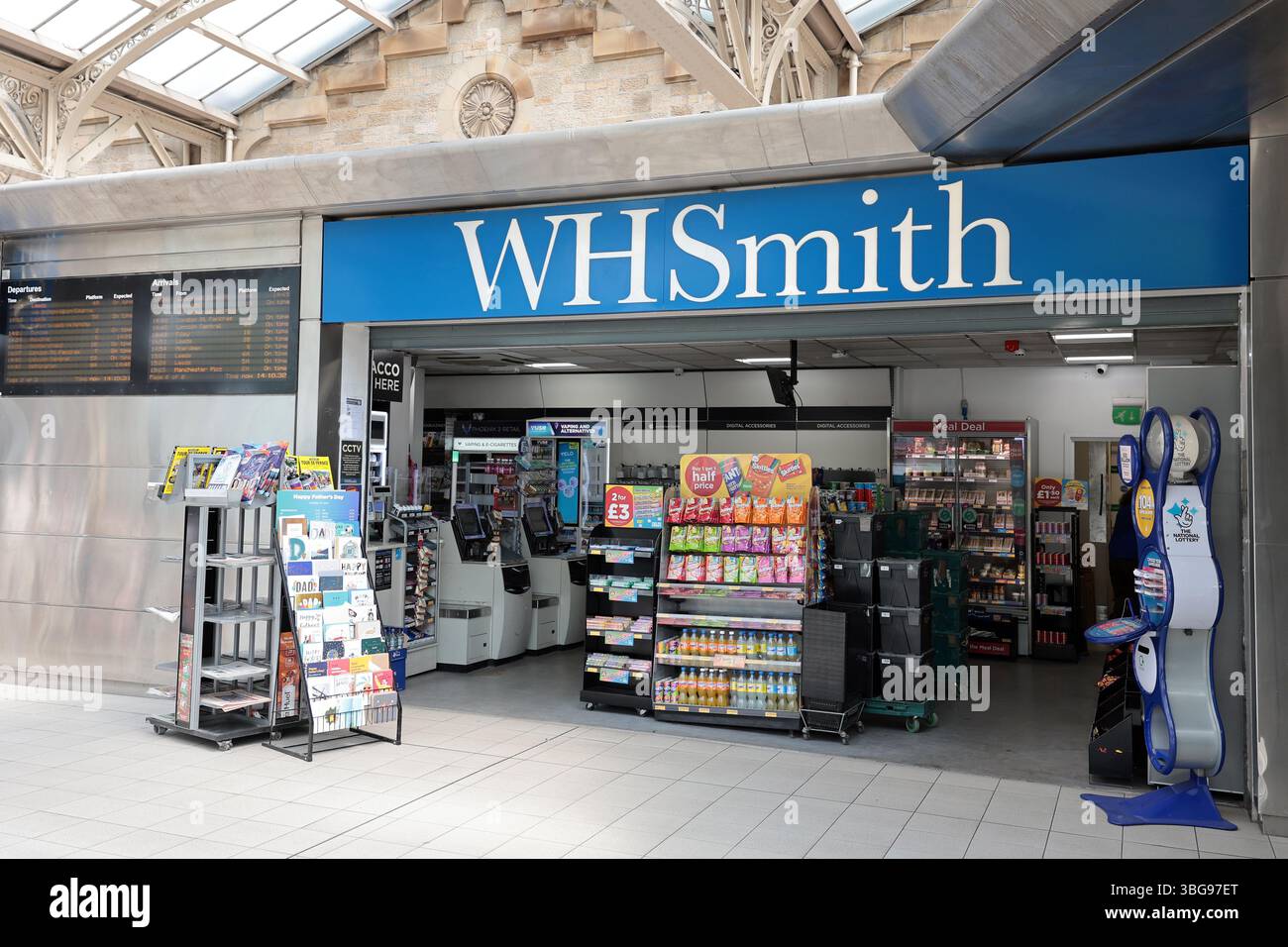4 giugno 2025, Sheffield, Regno Unito. Una concessione di viaggio WH Smith alla stazione ferroviaria di Sheffield. WH Smith ha pubblicato oggi un aggiornamento commerciale che annuncia la continua crescita delle sue attività di trasporto ferroviario e aereo. WH Smith completerà la vendita della sua attività di High Street del Regno Unito a Modella Capital entro la fine di giugno 2025. Crediti: Katy Blackwood/Alamy Live News Foto Stock