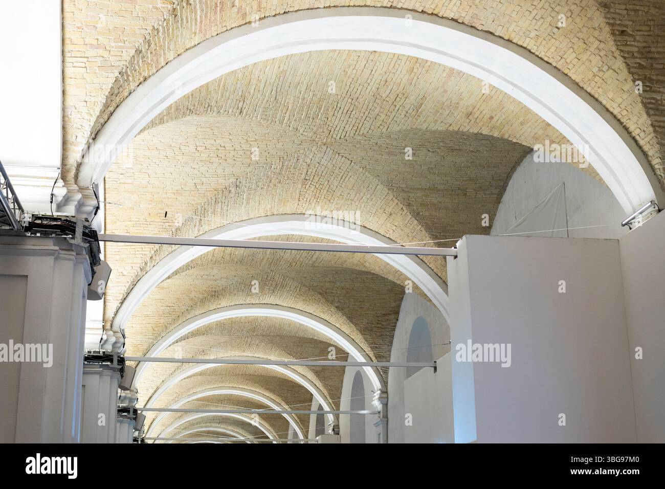 archi a soffitto in una grande sala espositiva di classicismo e barocco Foto Stock