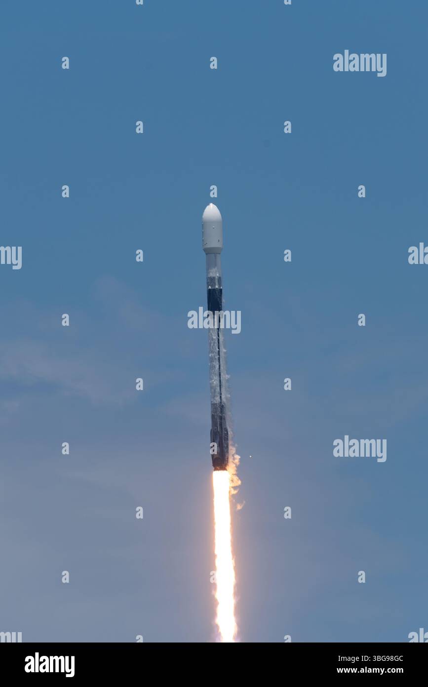 30 maggio 2025: Uno SpaceX Falcon 9 lancia la missione GPS III-7 per la US Space Force da SLC-40 alle 13:37. Questa vista è da Loop Road sulla Cape Canaveral Space Force Station. Foto Stock