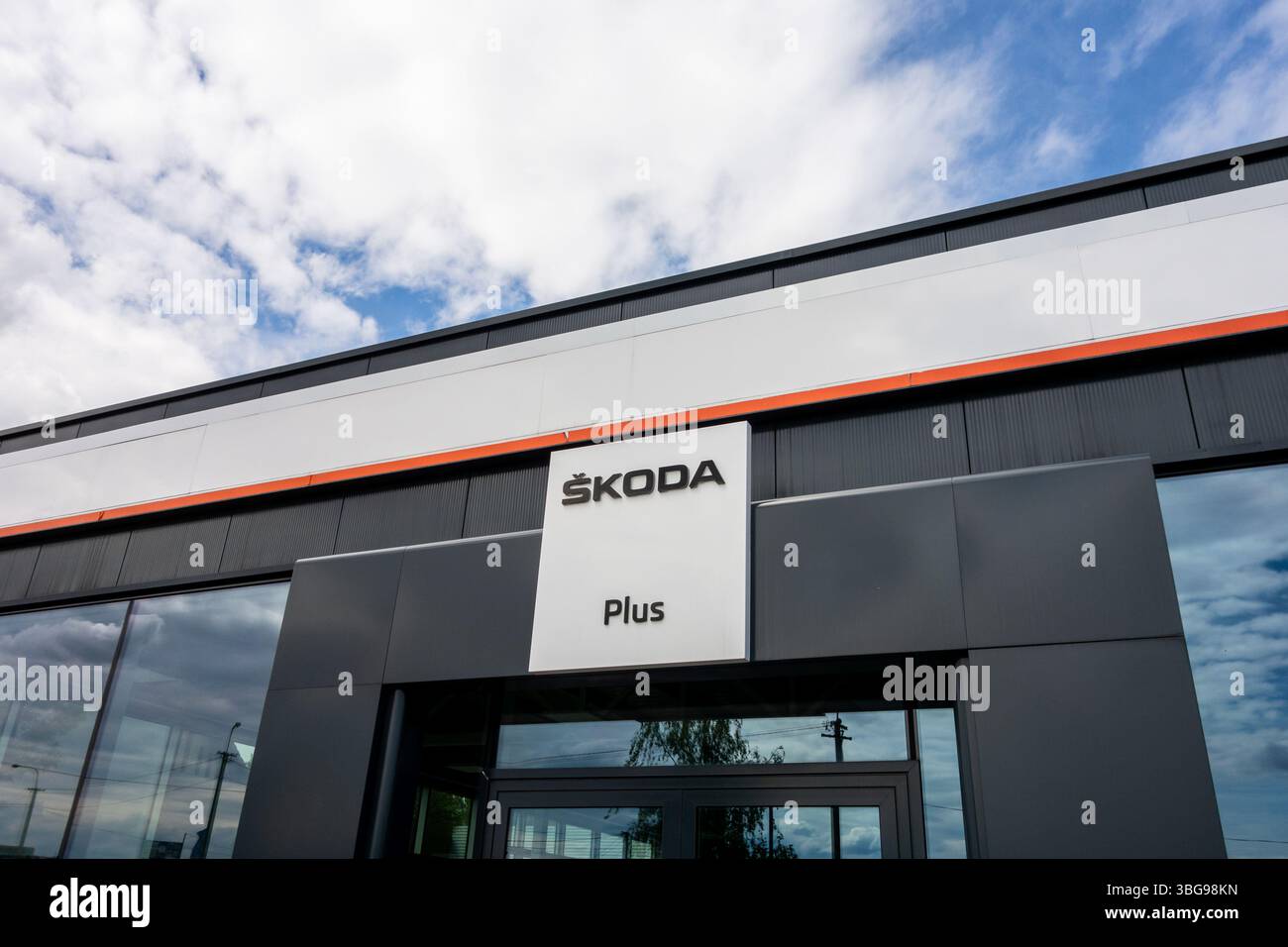 HLUCIN, REPUBBLICA CECA - 11 MAGGIO 2019: Costruzione della concessionaria Skoda Plus che vende auto usate della società del gruppo Volkswagen. Foto Stock