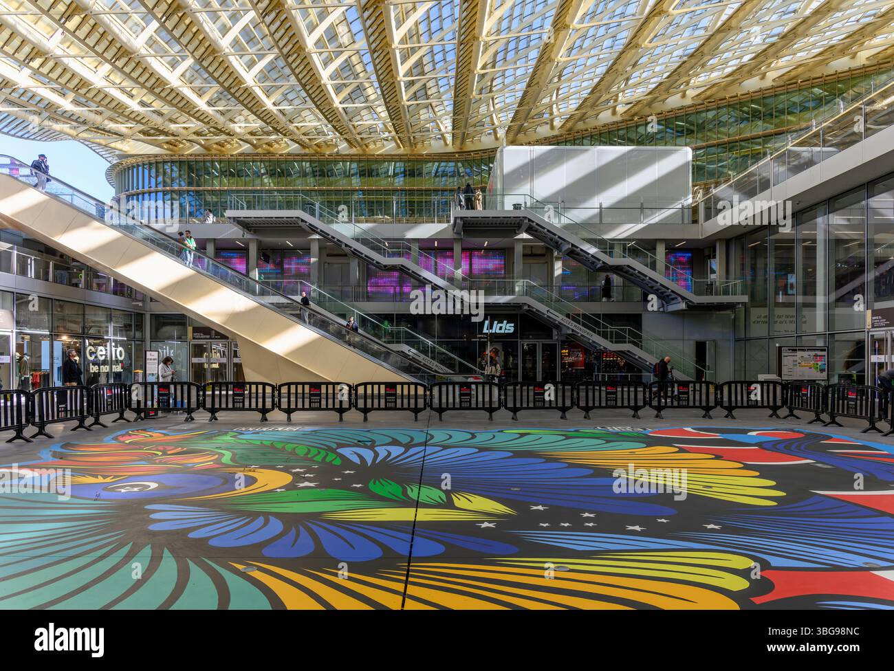 La grande tettoia di vetro ondulata copre il centro commerciale Les Halles. Costruito sulle stazioni ferroviarie e della metropolitana di Châtelet-Les-Halles. Realizzato nel 2018. Foto Stock