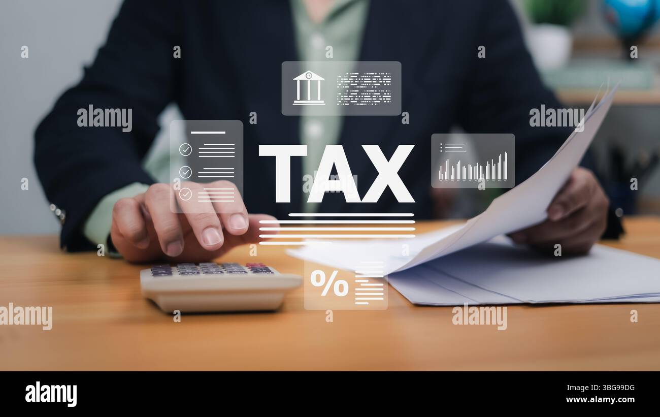 Mani che interagiscono con l'interfaccia fiscale digitale, la calcolatrice e i documenti. Simboleggia il sistema fiscale, la gestione finanziaria, la contabilità online. Ideale per tasse anticipate Foto Stock