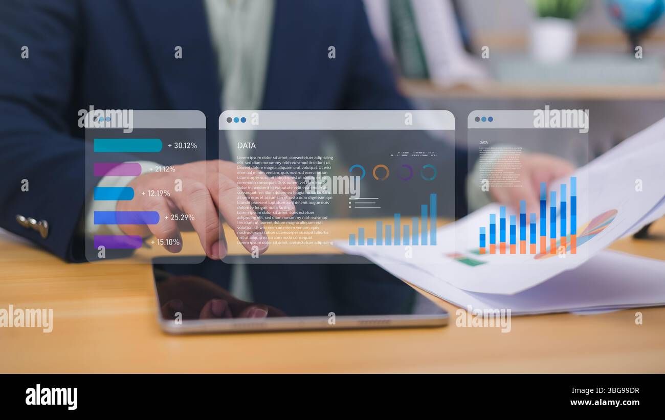 Concetto di analisi di marketing con interfaccia tablet e dashboard per il processo decisionale basato sui dati, l'analisi delle prestazioni, la generazione di rapporti di gestione strategica, Foto Stock