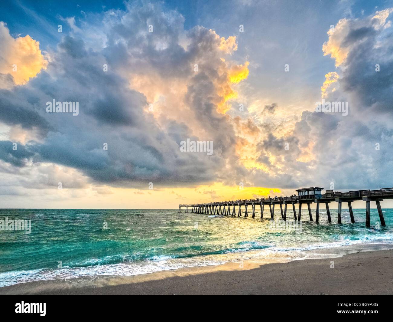 Tramonta con nuvole spettacolari in cielo sul Golfo del Messico al molo dei pescatori di Venice a Venice, Florida, USA Foto Stock