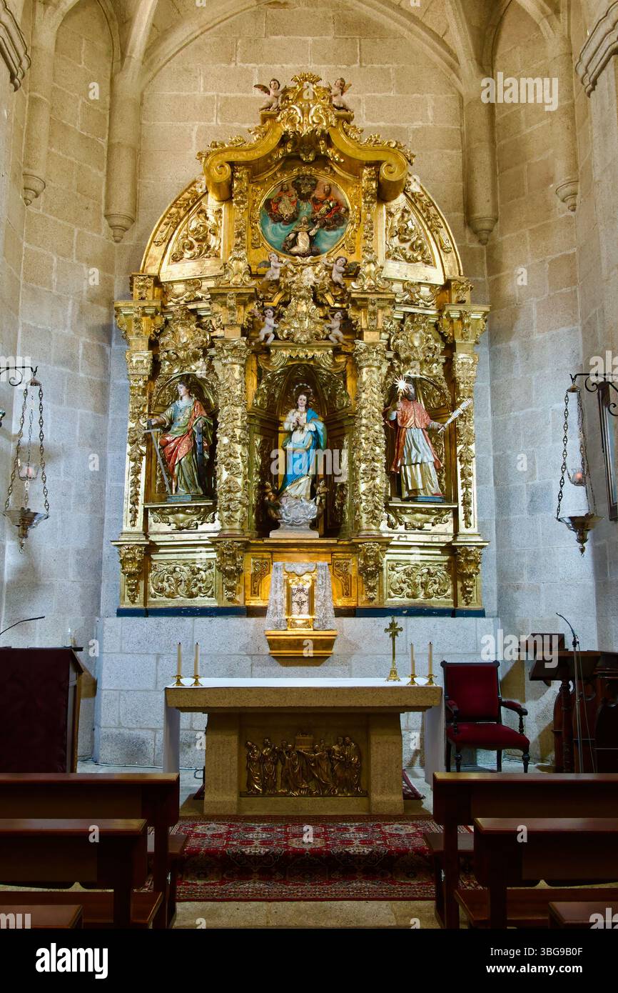 1739 Cappella del Tabernacolo con una pala d'altare barocca del XIX secolo e la concattedrale della Purísima Concepción di Santa María Cáceres Estremadura Spagna Foto Stock