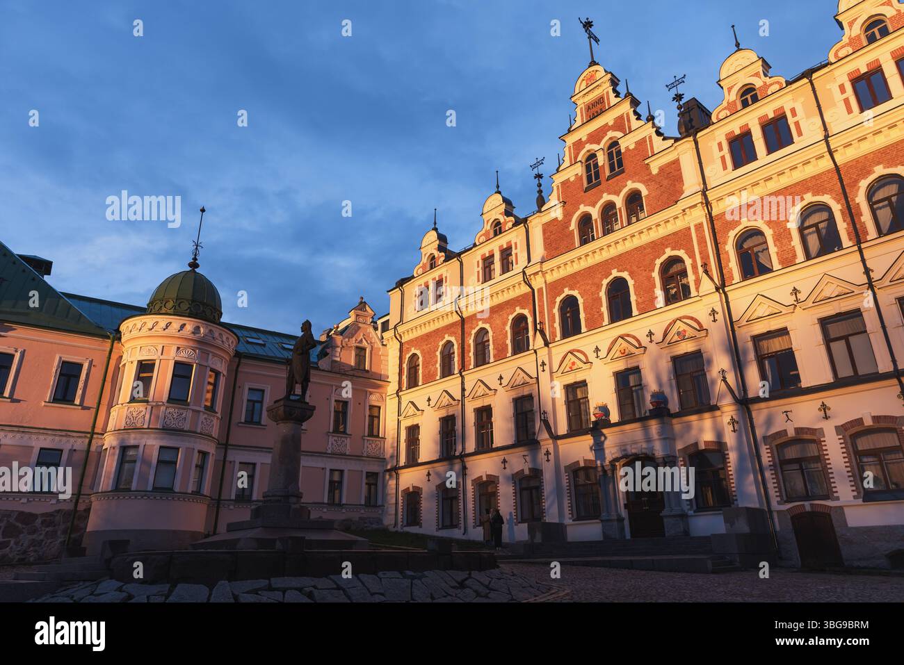 Vyborg, Russia - 3 maggio 2025: La Piazza del Municipio della città Vecchia è una piazza nella città Vecchia di Vyborg. I turisti scattano foto. Un complesso di edifici storici bagnato Foto Stock