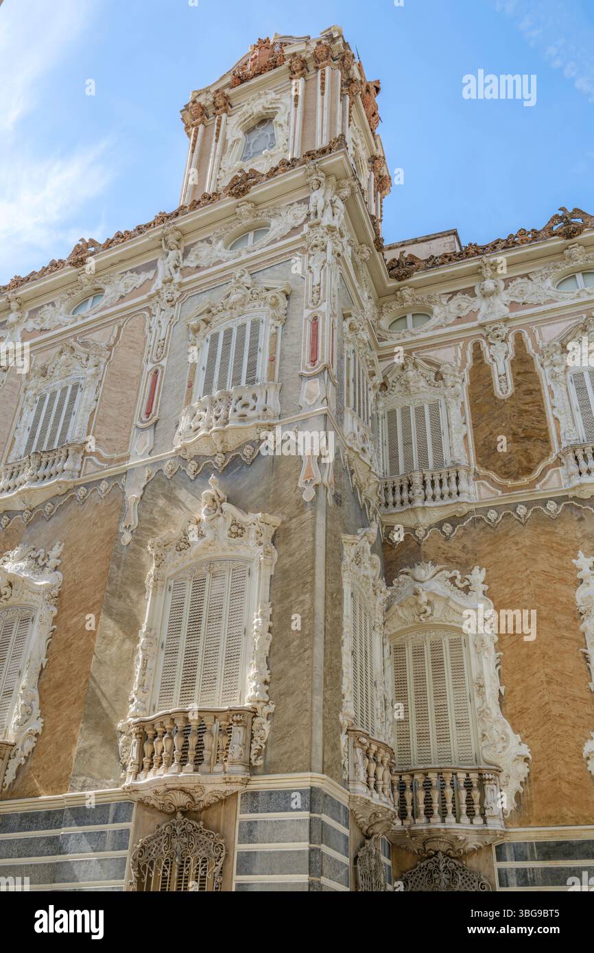 La facciata barocca squisitamente ornata del Palazzo Marques de Dos Aguas, sede del Museo della ceramica, definisce una stretta strada di Valencia. Questo histo Foto Stock
