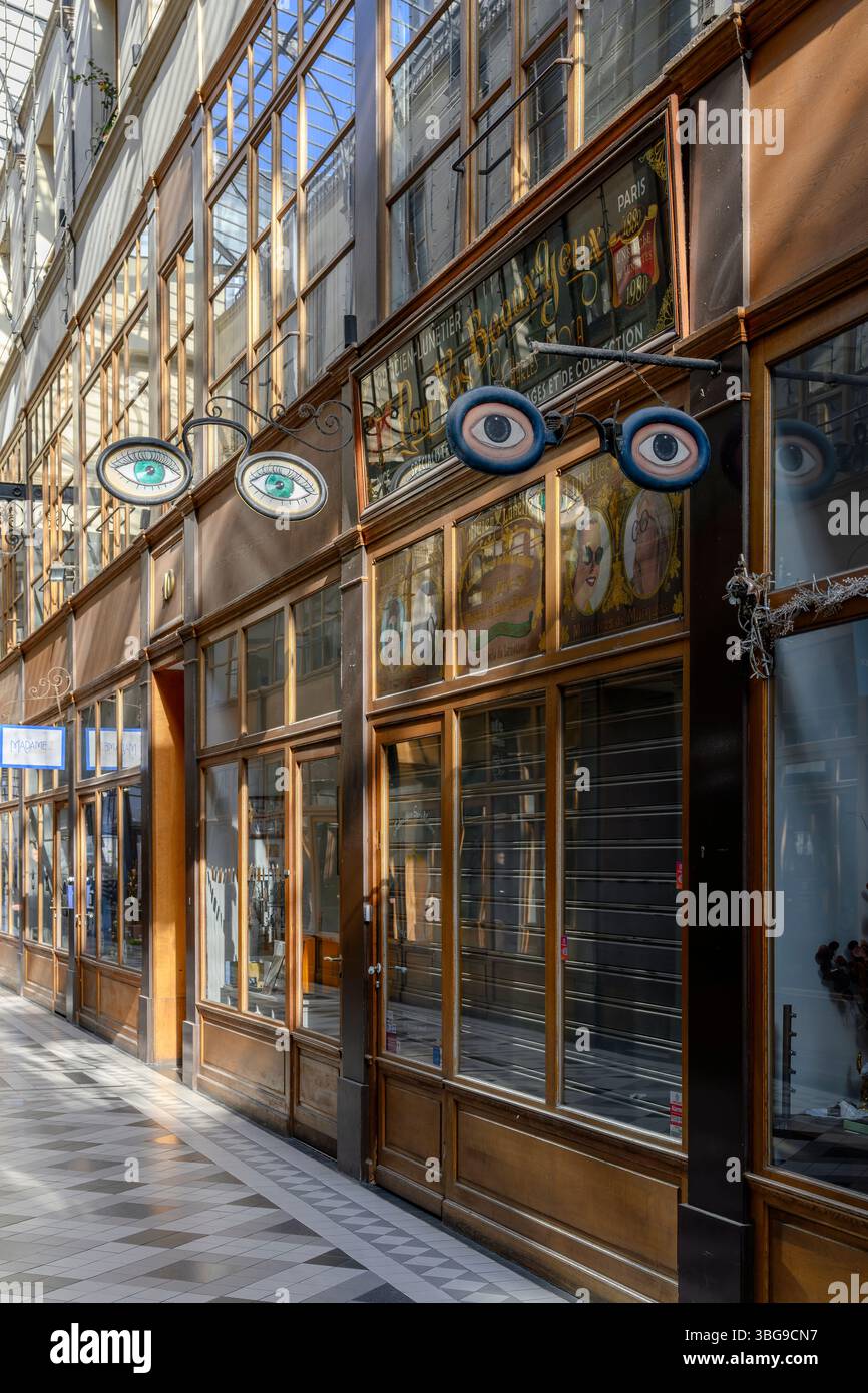 Il Passage du Grand Cerf, aperto nel 1825 sul sito dell'hotel Grand Cerf, comprende: Ottici, negozio di lana, agenzia di design, negozio di abbigliamento e molto altro. Foto Stock