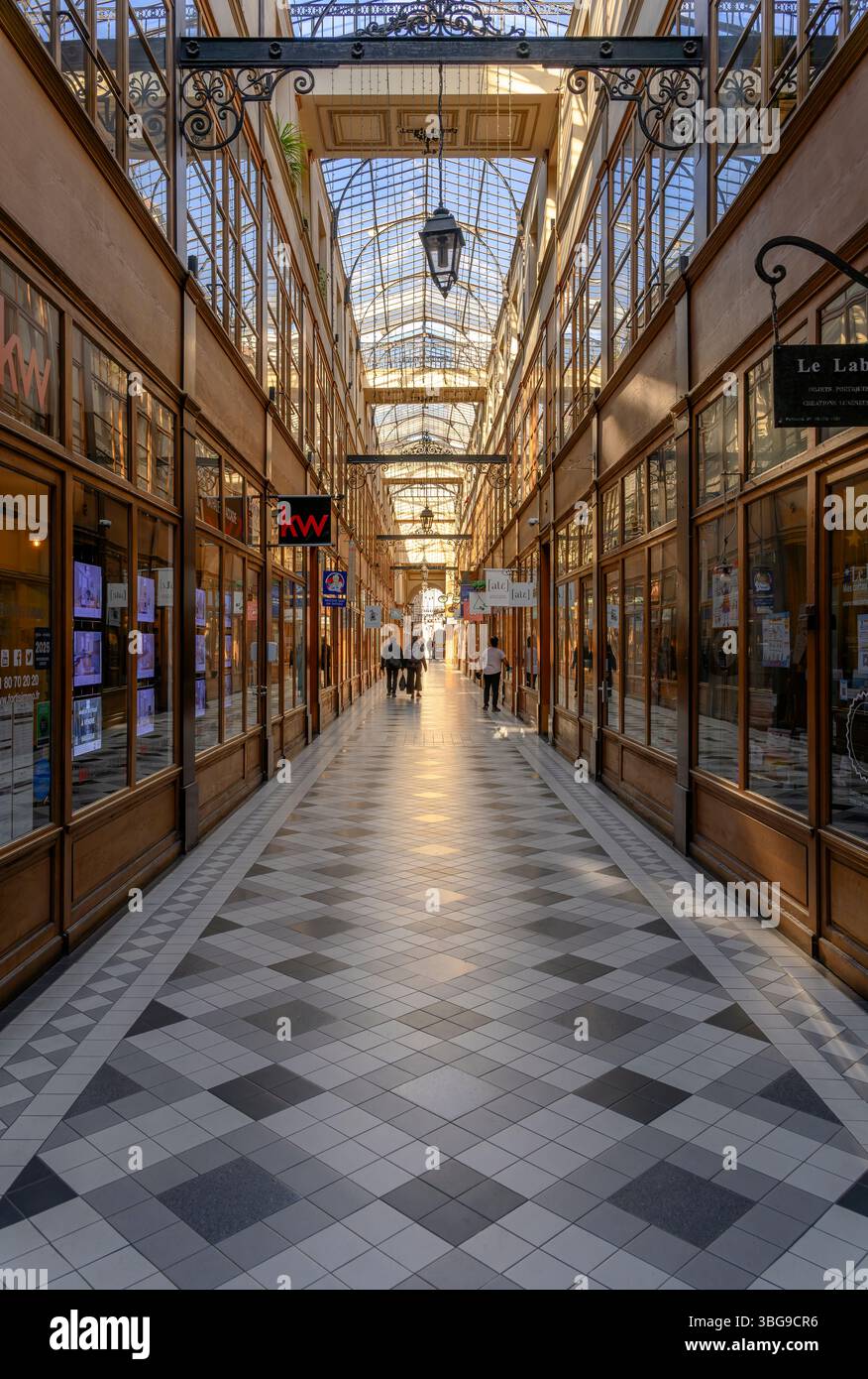 Il Passage du Grand Cerf, aperto nel 1825 sul sito dell'hotel Grand Cerf, comprende: Ottici, negozio di lana, agenzia di design, negozio di abbigliamento e molto altro. Foto Stock