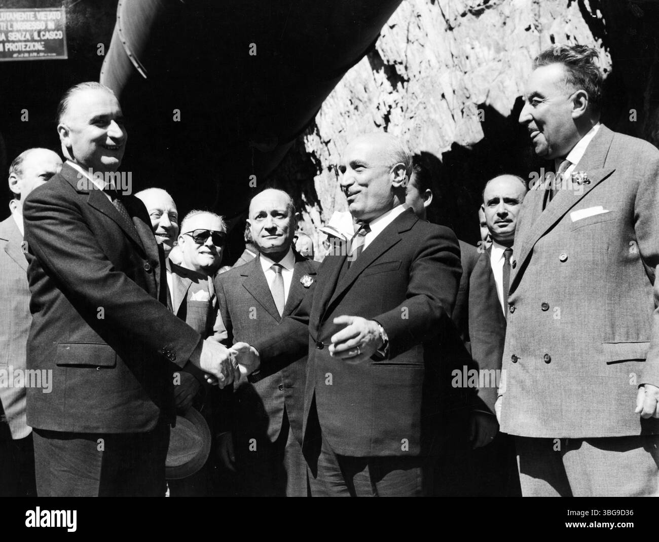 1962 Archivio storico Olycom/Lapresse il Traforo del Monte bianco è un tunnel autostradale che collega Courmayeur, nella regione italiana della Valle d'Aosta, a Chamonix, nel dipartimento francese dell'alta Savoia, congiungendo la regione Alvernia-Rodano-Alpi alla Valle d'Aosta: queste due comunità hanno in comune importanti legami socio-linguistici e il di fondare il loro fatto sviluppo economico sul turismo. Costruito congiuntamente tra Italia e Francia, con i lavori di costruzione che ebbero inizio nel 1957 e terminarono nel 1965, rappresenta una delle maggiori vie di trasporto transalpino, Foto Stock