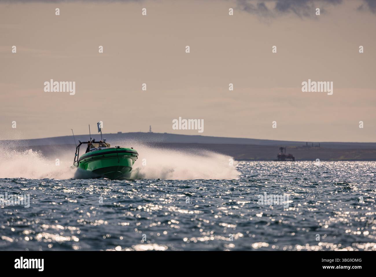 La barca RIB attraversa Scapa Flow trasportando subacquei vicino al relitto della SMS Markgraf, Orcadi, Scozia, storico sito navale. Foto Stock
