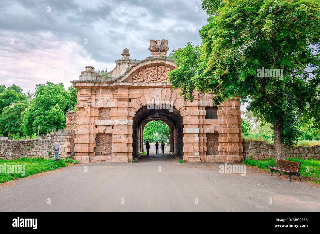 La porta di Carlo vi, situata all'interno dei bastioni medievali nord-orientali della città bassa nella fortezza di Belgrado, Belgrado, Serbia. Foto Stock