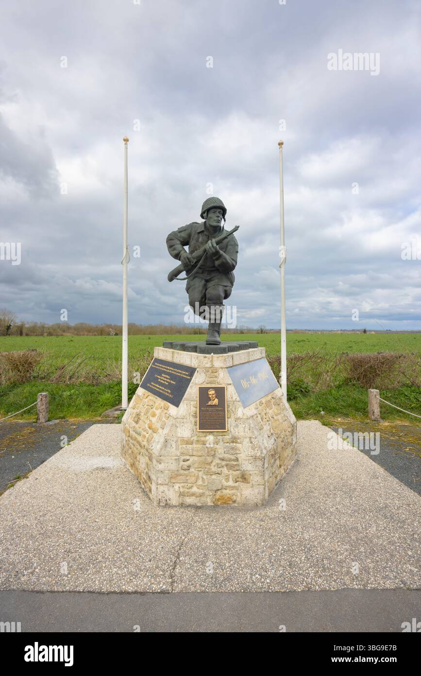La statua di Iron Mike, un memoriale dedicato alla 82a Divisione aviotrasportata durante la seconda guerra mondiale, si trova in Normandia, Francia Foto Stock