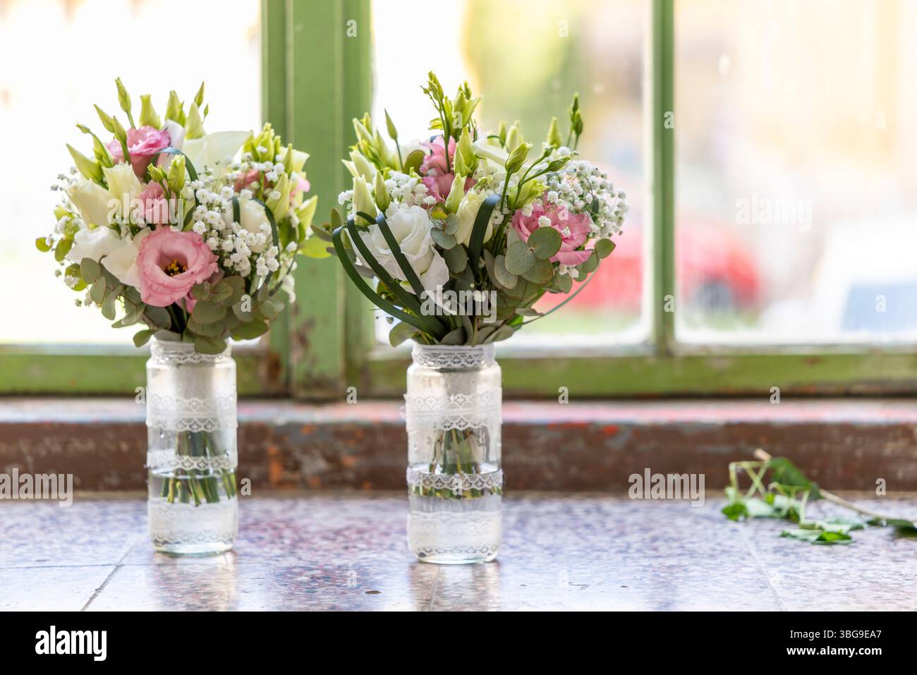 Due bouquet nuziali con lisianthus rosa e bianco e gypsophila poggiano su un davanzale Foto Stock