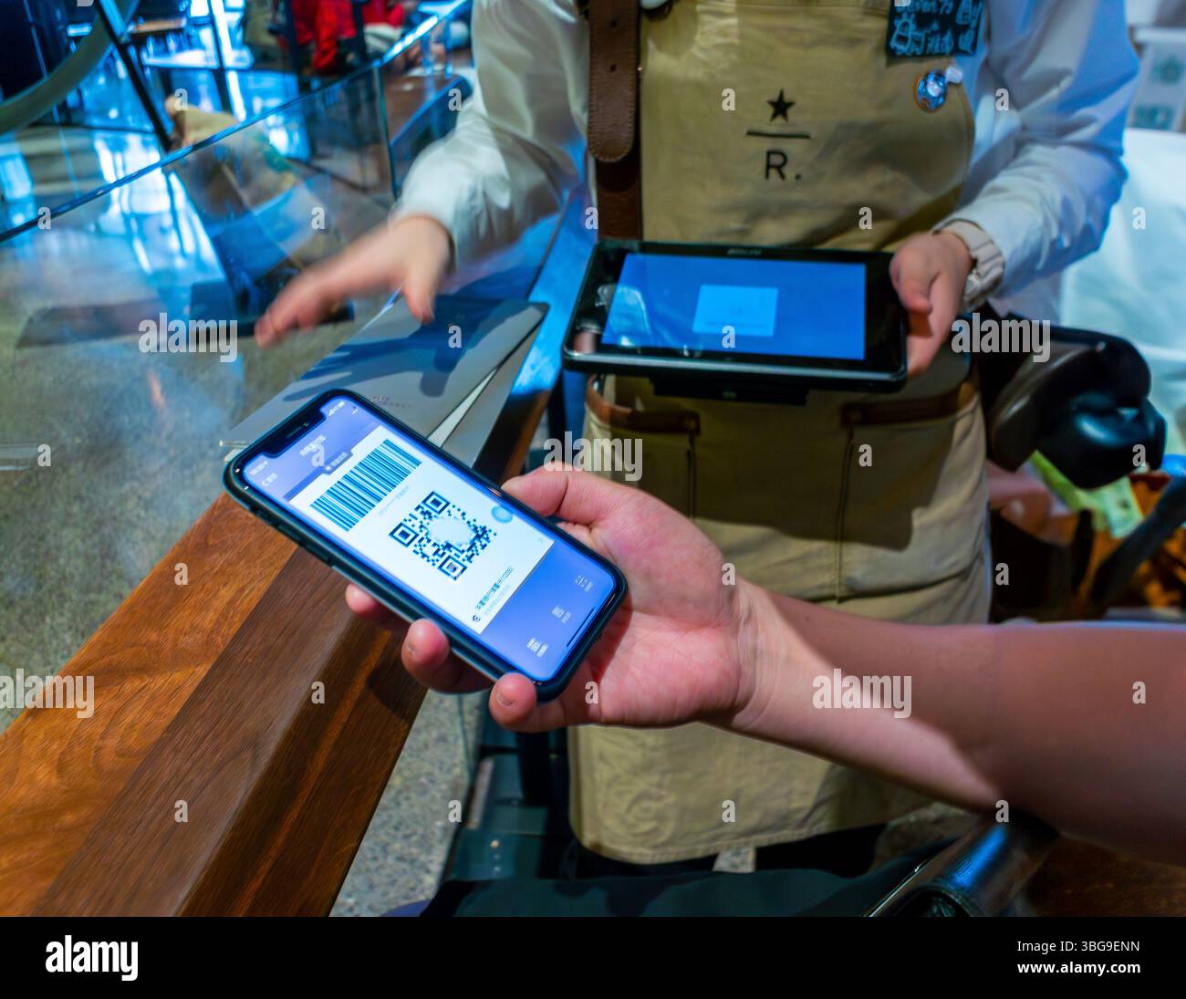 Shanghai, Cina, Close Up, giovani cinesi, all'interno della caffetteria 'Starbucks Reserve Roastery', pagamento tramite smartphone, pagamento elettronico, codice QR Foto Stock
