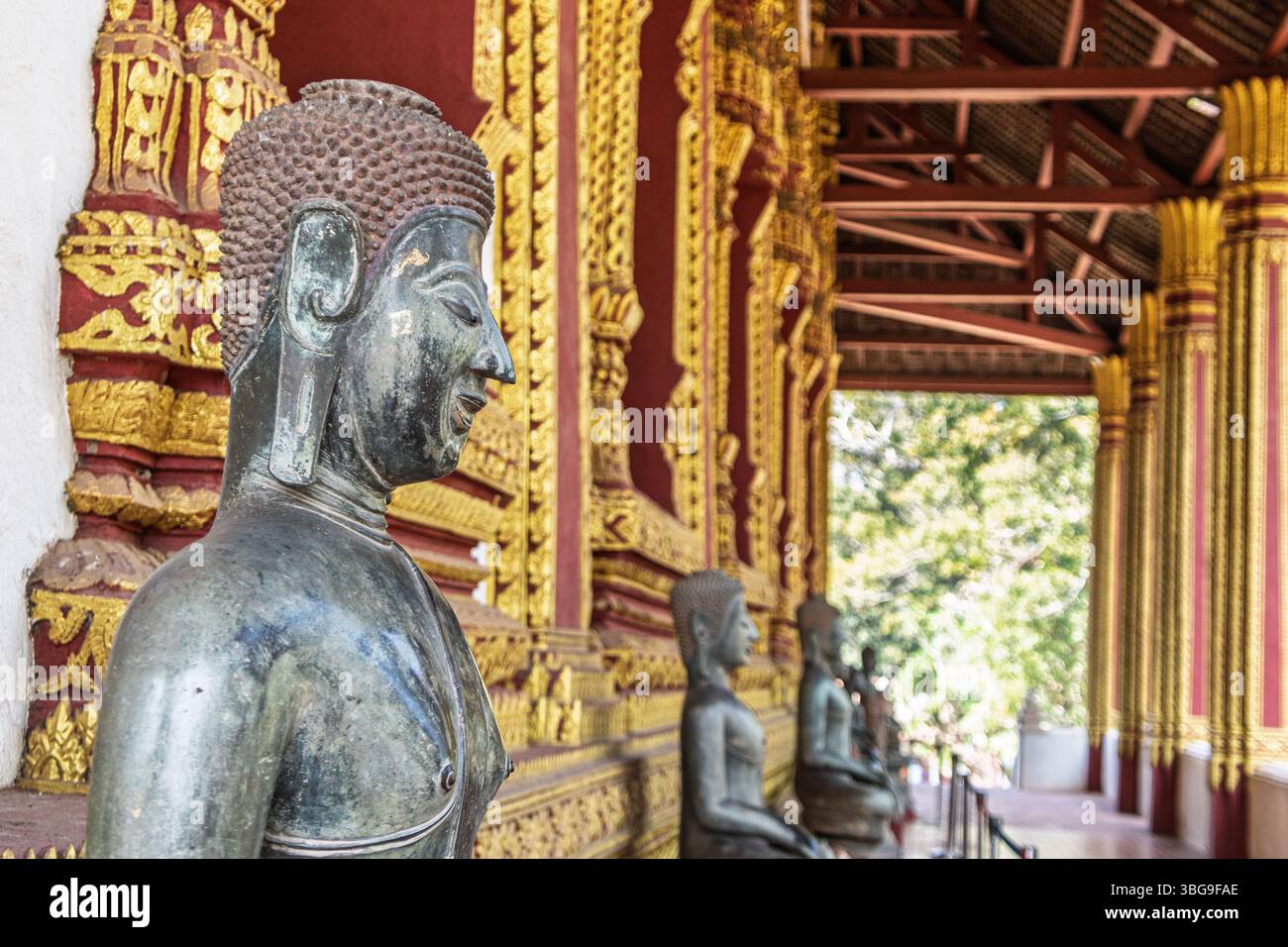 Statua del Buddha in una galleria del Museo ho Phrakeo, Vientiane, Laos Foto Stock