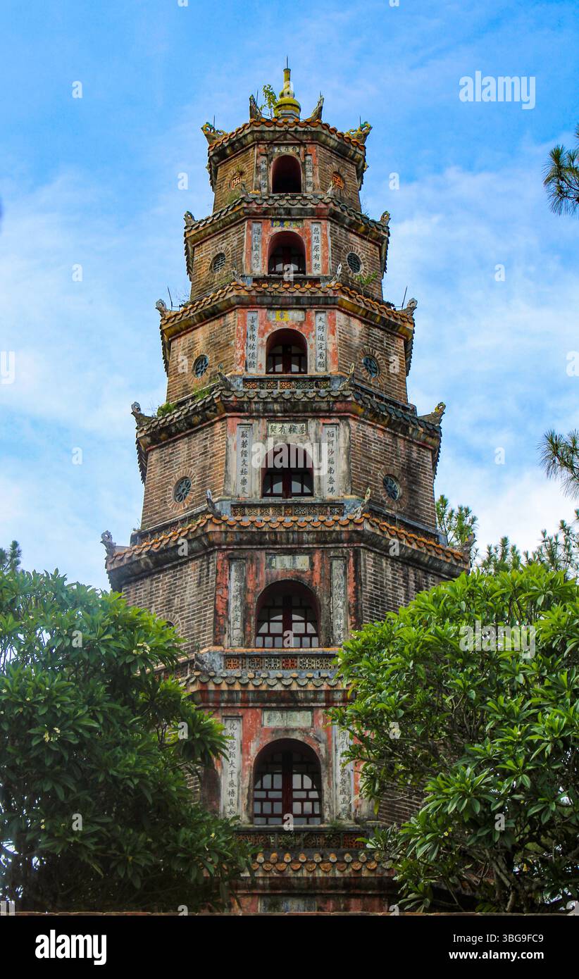 Vietnam, Hue. Città imperiale di Hue (Hoàng Thành Huế). Tempio di Thiên Mụ (Tempio della Signora Celeste), la sua iconica Pagoda di Phước Duyên a sette piani, è un luogo da non perdere Foto Stock