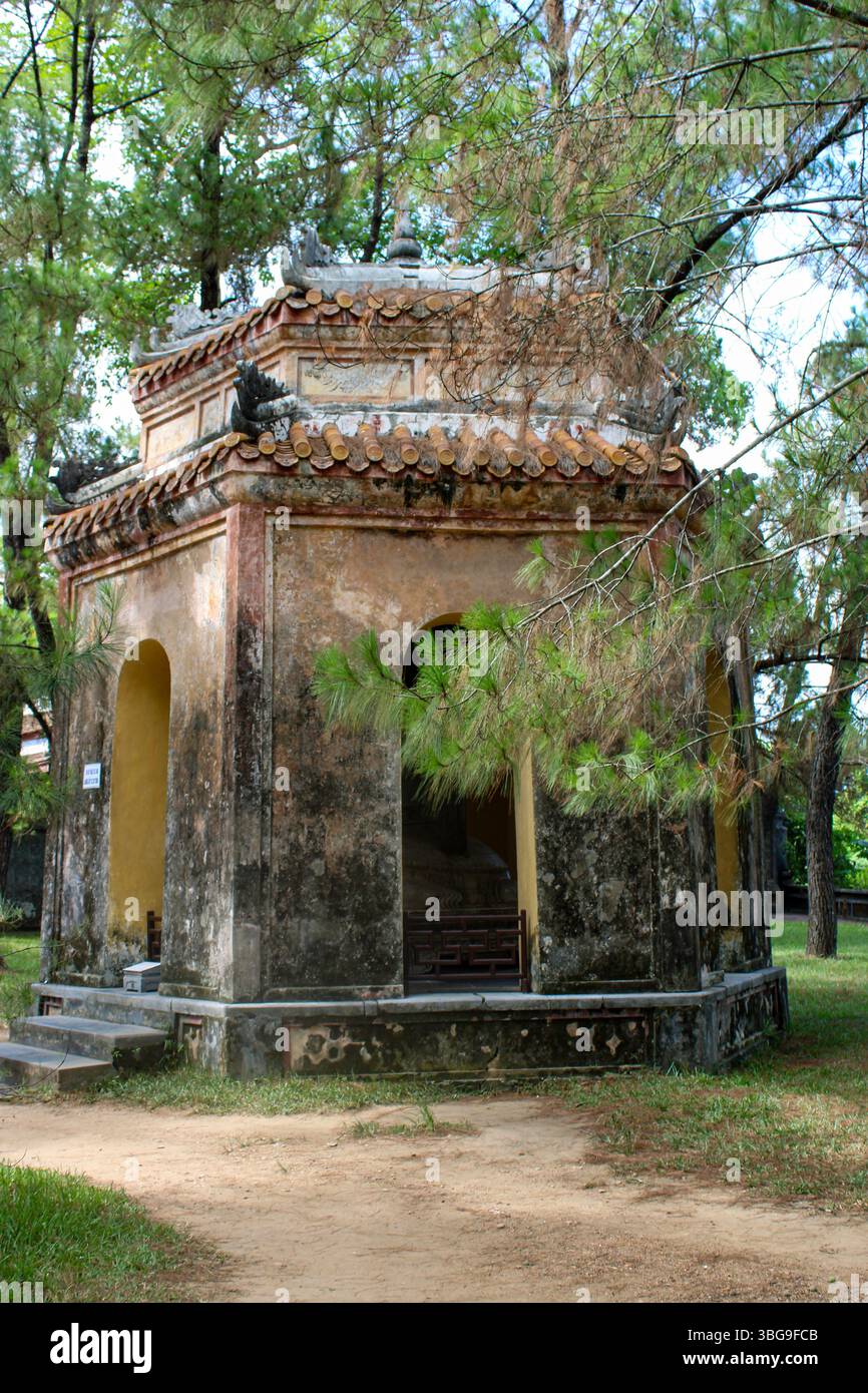 Vietnam, Hue. Città imperiale di Hue (Hoàng Thành Huế). Tempio di Thiên Mụ (Tempio della Signora Celeste), la sua iconica Pagoda di Phước Duyên a sette piani, è un luogo da non perdere Foto Stock