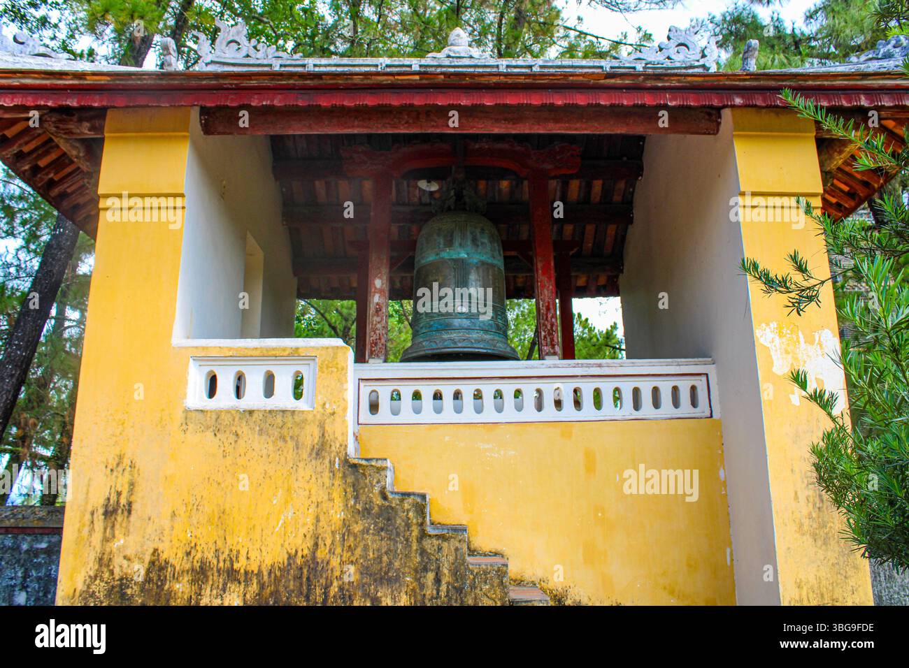 Vietnam, Hue. Città imperiale di Hue (Hoàng Thành Huế). Tempio di Thiên Mụ (Tempio della Signora Celeste), la sua iconica Pagoda di Phước Duyên a sette piani, è un luogo da non perdere Foto Stock