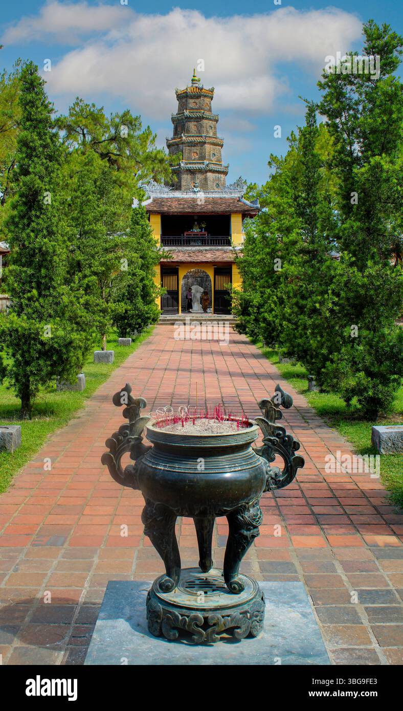 Vietnam, Hue. Città imperiale di Hue (Hoàng Thành Huế). Tempio di Thiên Mụ (Tempio della Signora Celeste), la sua iconica Pagoda di Phước Duyên a sette piani, è un luogo da non perdere Foto Stock