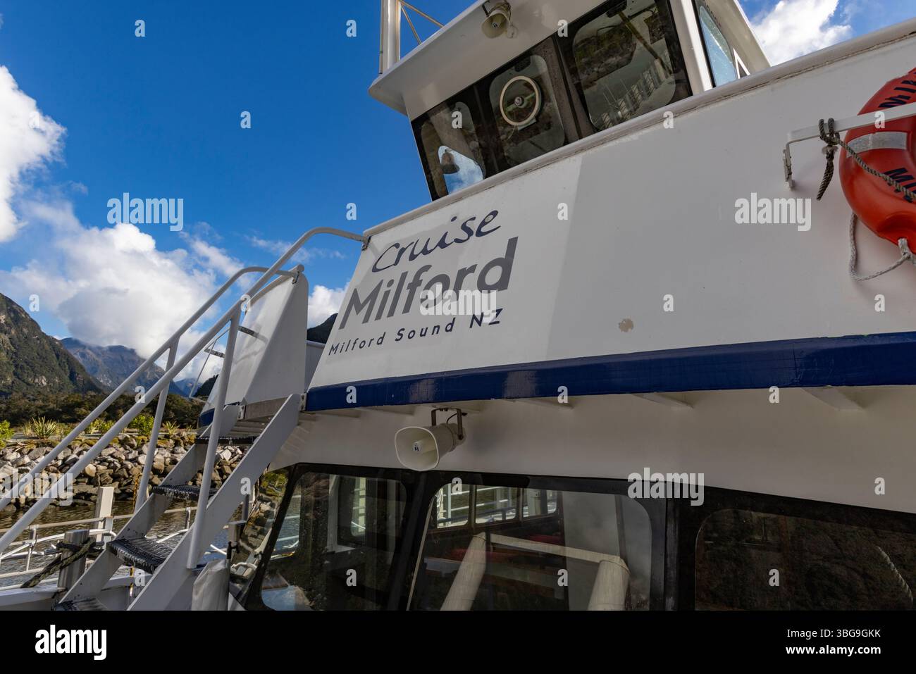 Nave da crociera Milford Sound presso il centro turistico, il parco nazionale Fiordland, South Island, nuova Zelanda Foto Stock