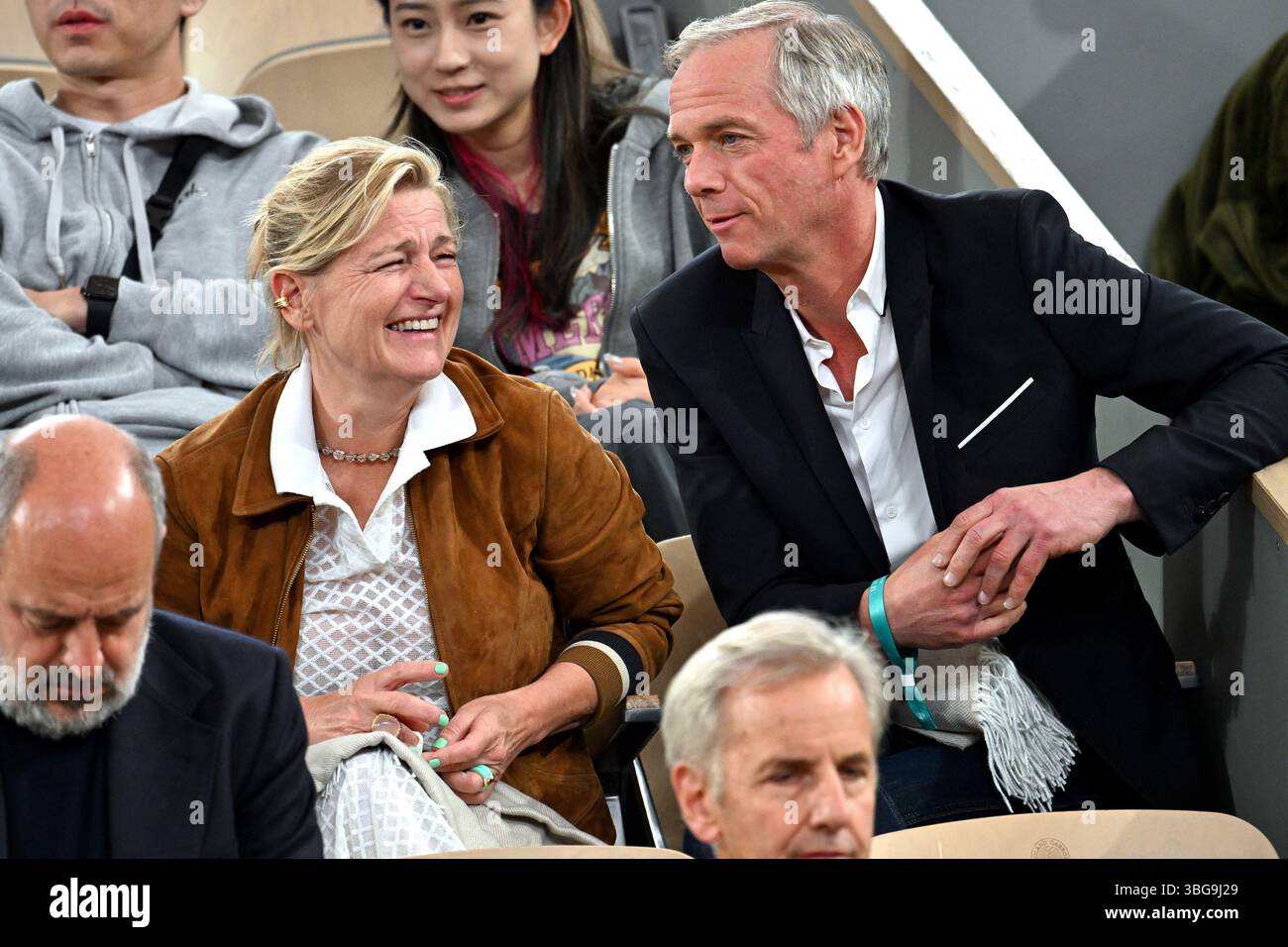 Parigi, Francia. 4 giugno 2025. Anne-Elisabeth Lemoine e Julien Arnaud visti negli stand durante il French Open al Roland Garros il 3 giugno 2025 a Parigi. Foto di ABACAPRESS.COM credito: Abaca Press/Alamy Live News Foto Stock