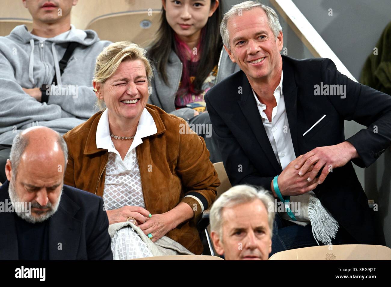 Parigi, Francia. 4 giugno 2025. Anne-Elisabeth Lemoine e Julien Arnaud visti negli stand durante il French Open al Roland Garros il 3 giugno 2025 a Parigi. Foto di ABACAPRESS.COM credito: Abaca Press/Alamy Live News Foto Stock
