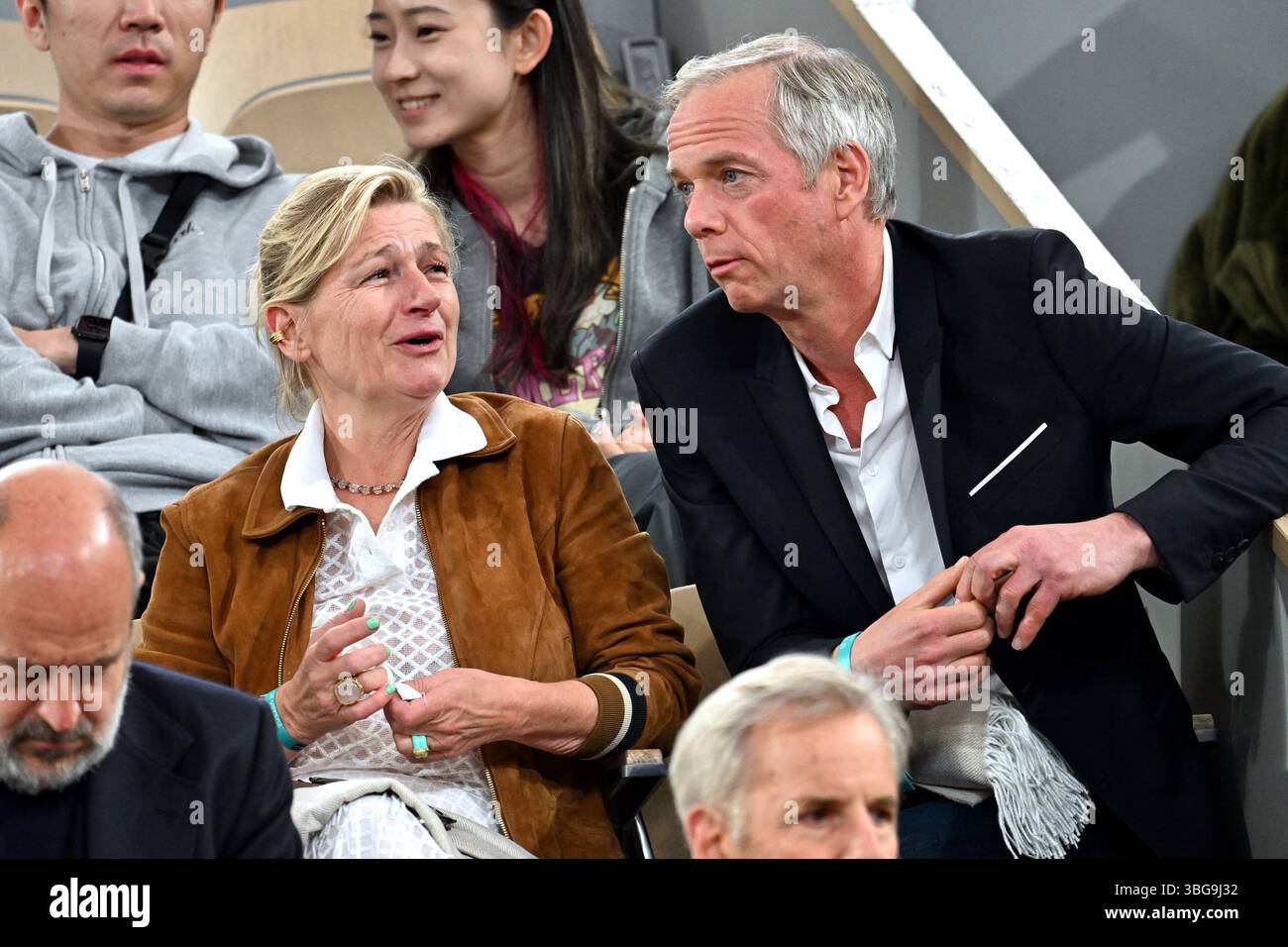 Parigi, Francia. 4 giugno 2025. Anne-Elisabeth Lemoine e Julien Arnaud visti negli stand durante il French Open al Roland Garros il 3 giugno 2025 a Parigi. Foto di ABACAPRESS.COM credito: Abaca Press/Alamy Live News Foto Stock