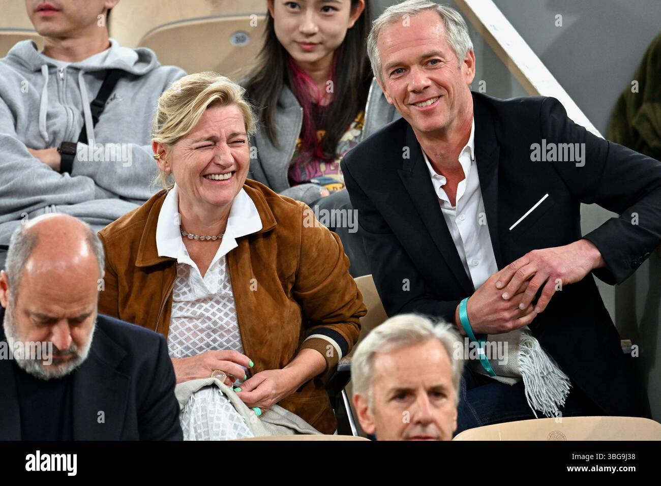 Parigi, Francia. 4 giugno 2025. Anne-Elisabeth Lemoine e Julien Arnaud visti negli stand durante il French Open al Roland Garros il 3 giugno 2025 a Parigi. Foto di ABACAPRESS.COM credito: Abaca Press/Alamy Live News Foto Stock