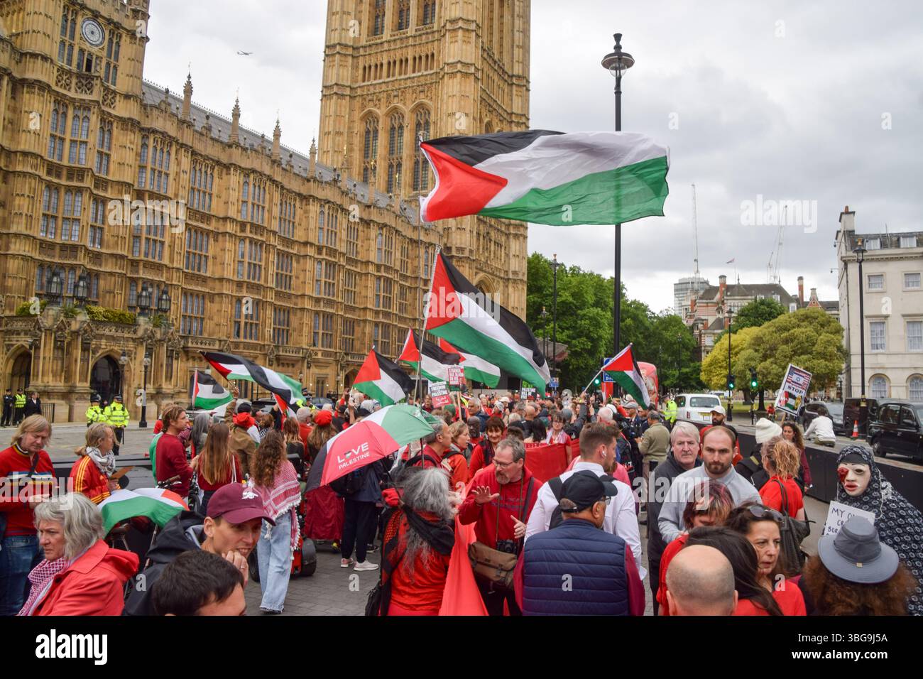 Londra, Regno Unito. 4 giugno 2025. I manifestanti pro-palestinesi si riuniscono fuori dalle camere del Parlamento chiedendo un embargo sulle armi contro Israele, che Israele interrompa i suoi attacchi a Gaza e che gli aiuti vengono erogati alla popolazione affamata. Centinaia di manifestanti tenevano un lungo tessuto rosso intorno al parlamento, simboleggiando le "linee rosse” attraversate da Israele. Crediti: Vuk Valcic/Alamy Live News Foto Stock