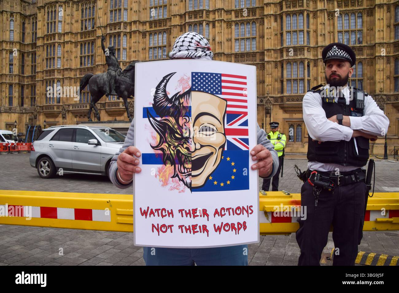 Londra, Regno Unito. 4 giugno 2025. I manifestanti pro-palestinesi si riuniscono fuori dalle camere del Parlamento chiedendo un embargo sulle armi contro Israele, che Israele interrompa i suoi attacchi a Gaza e che gli aiuti vengono erogati alla popolazione affamata. Centinaia di manifestanti tenevano un lungo tessuto rosso intorno al parlamento, simboleggiando le "linee rosse” attraversate da Israele. Crediti: Vuk Valcic/Alamy Live News Foto Stock