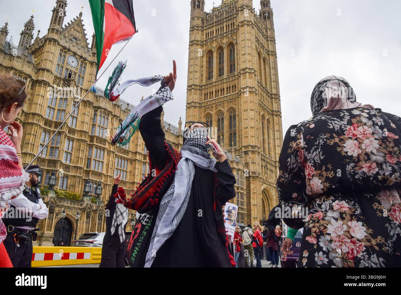 Londra, Regno Unito. 4 giugno 2025. I manifestanti pro-palestinesi si riuniscono fuori dalle camere del Parlamento chiedendo un embargo sulle armi contro Israele, che Israele interrompa i suoi attacchi a Gaza e che gli aiuti vengono erogati alla popolazione affamata. Centinaia di manifestanti tenevano un lungo tessuto rosso intorno al parlamento, simboleggiando le "linee rosse” attraversate da Israele. Crediti: Vuk Valcic/Alamy Live News Foto Stock