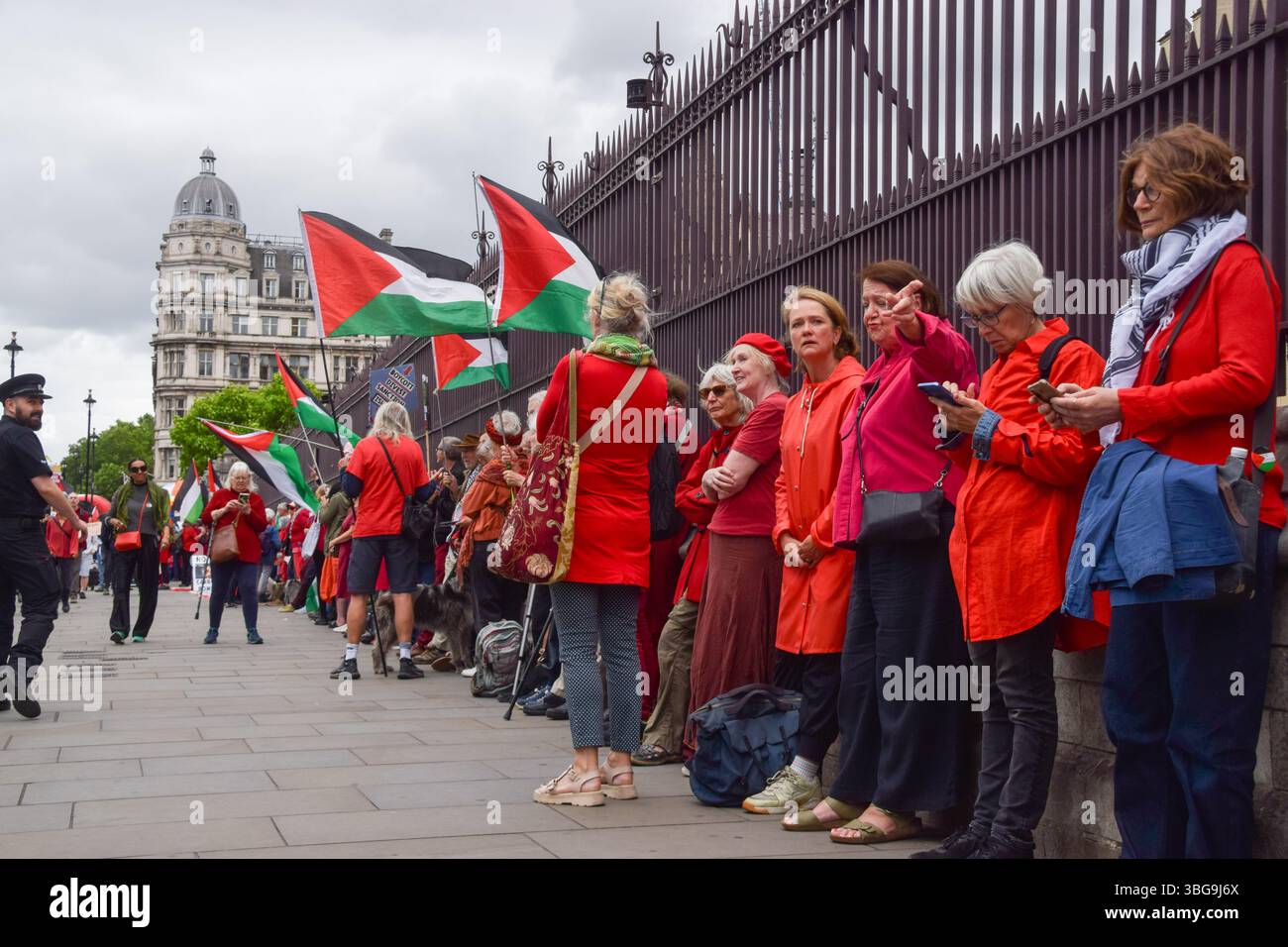 Londra, Regno Unito. 4 giugno 2025. I manifestanti pro-palestinesi si riuniscono fuori dalle camere del Parlamento chiedendo un embargo sulle armi contro Israele, che Israele interrompa i suoi attacchi a Gaza e che gli aiuti vengono erogati alla popolazione affamata. Centinaia di manifestanti tenevano un lungo tessuto rosso intorno al parlamento, simboleggiando le "linee rosse” attraversate da Israele. Crediti: Vuk Valcic/Alamy Live News Foto Stock