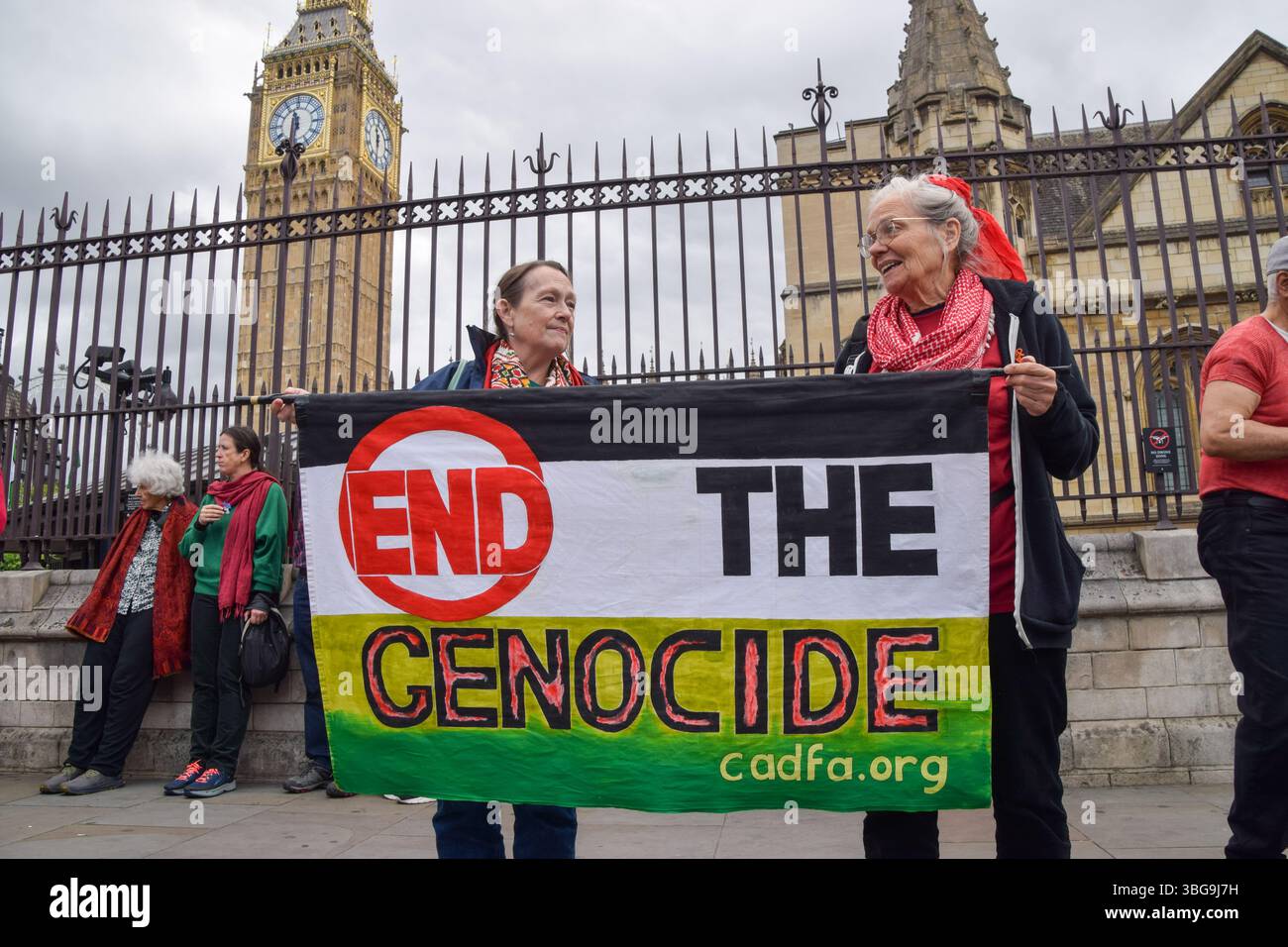 Londra, Regno Unito. 4 giugno 2025. I manifestanti pro-palestinesi si riuniscono fuori dalle camere del Parlamento chiedendo un embargo sulle armi contro Israele, che Israele interrompa i suoi attacchi a Gaza e che gli aiuti vengono erogati alla popolazione affamata. Centinaia di manifestanti tenevano un lungo tessuto rosso intorno al parlamento, simboleggiando le "linee rosse” attraversate da Israele. Crediti: Vuk Valcic/Alamy Live News Foto Stock