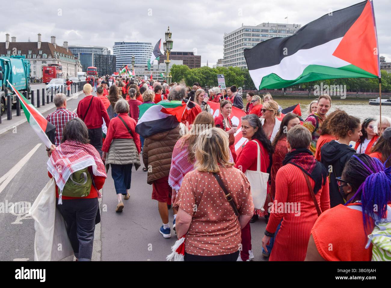 Londra, Regno Unito. 4 giugno 2025. I manifestanti pro-palestinesi si riuniscono fuori dalle camere del Parlamento chiedendo un embargo sulle armi contro Israele, che Israele interrompa i suoi attacchi a Gaza e che gli aiuti vengono erogati alla popolazione affamata. Centinaia di manifestanti tenevano un lungo tessuto rosso intorno al parlamento, simboleggiando le "linee rosse” attraversate da Israele. Crediti: Vuk Valcic/Alamy Live News Foto Stock
