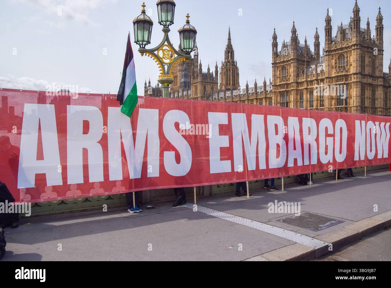 Londra, Regno Unito. 4 giugno 2025. I manifestanti pro-palestinesi si riuniscono fuori dalle camere del Parlamento chiedendo un embargo sulle armi contro Israele, che Israele interrompa i suoi attacchi a Gaza e che gli aiuti vengono erogati alla popolazione affamata. Centinaia di manifestanti tenevano un lungo tessuto rosso intorno al parlamento, simboleggiando le "linee rosse” attraversate da Israele. Crediti: Vuk Valcic/Alamy Live News Foto Stock
