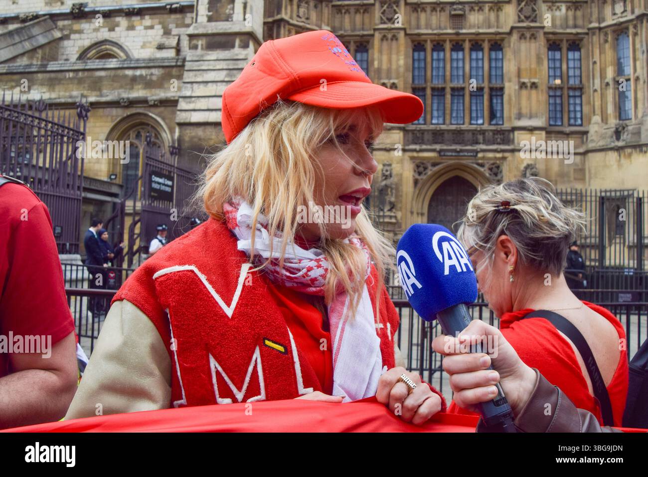 Londra, Regno Unito. 4 giugno 2025. La cantautrice PALOMA FAITH si unisce alla protesta pro-Palestina al di fuori delle camere del Parlamento che chiede un embargo sulle armi contro Israele, che Israele interrompe i suoi attacchi a Gaza e che gli aiuti vengono erogati per la popolazione affamata. Centinaia di manifestanti tenevano un lungo tessuto rosso intorno al parlamento, simboleggiando le "linee rosse” attraversate da Israele. Crediti: Vuk Valcic/Alamy Live News Foto Stock